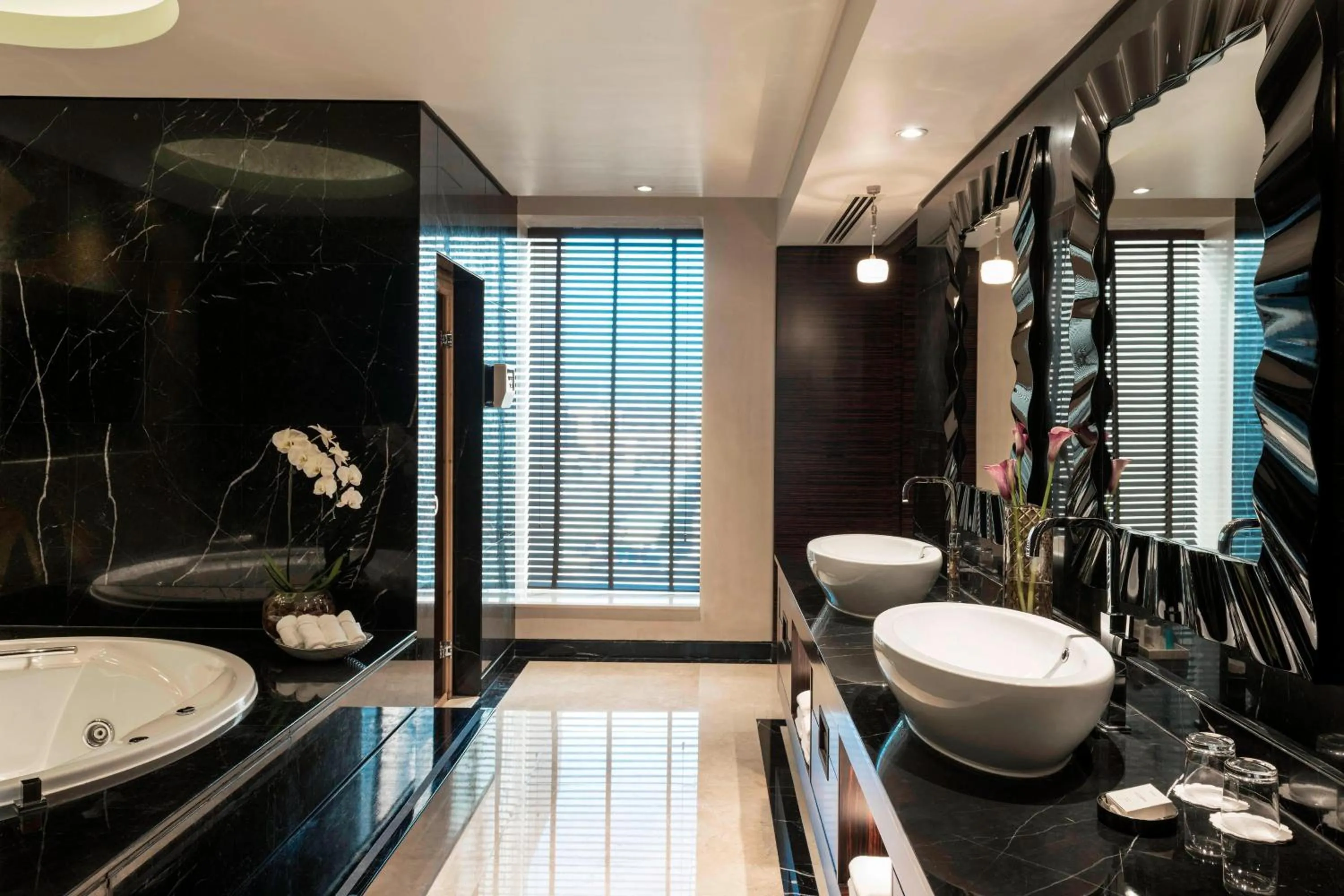 Bathroom in Grosvenor House, a Luxury Collection Hotel, Dubai