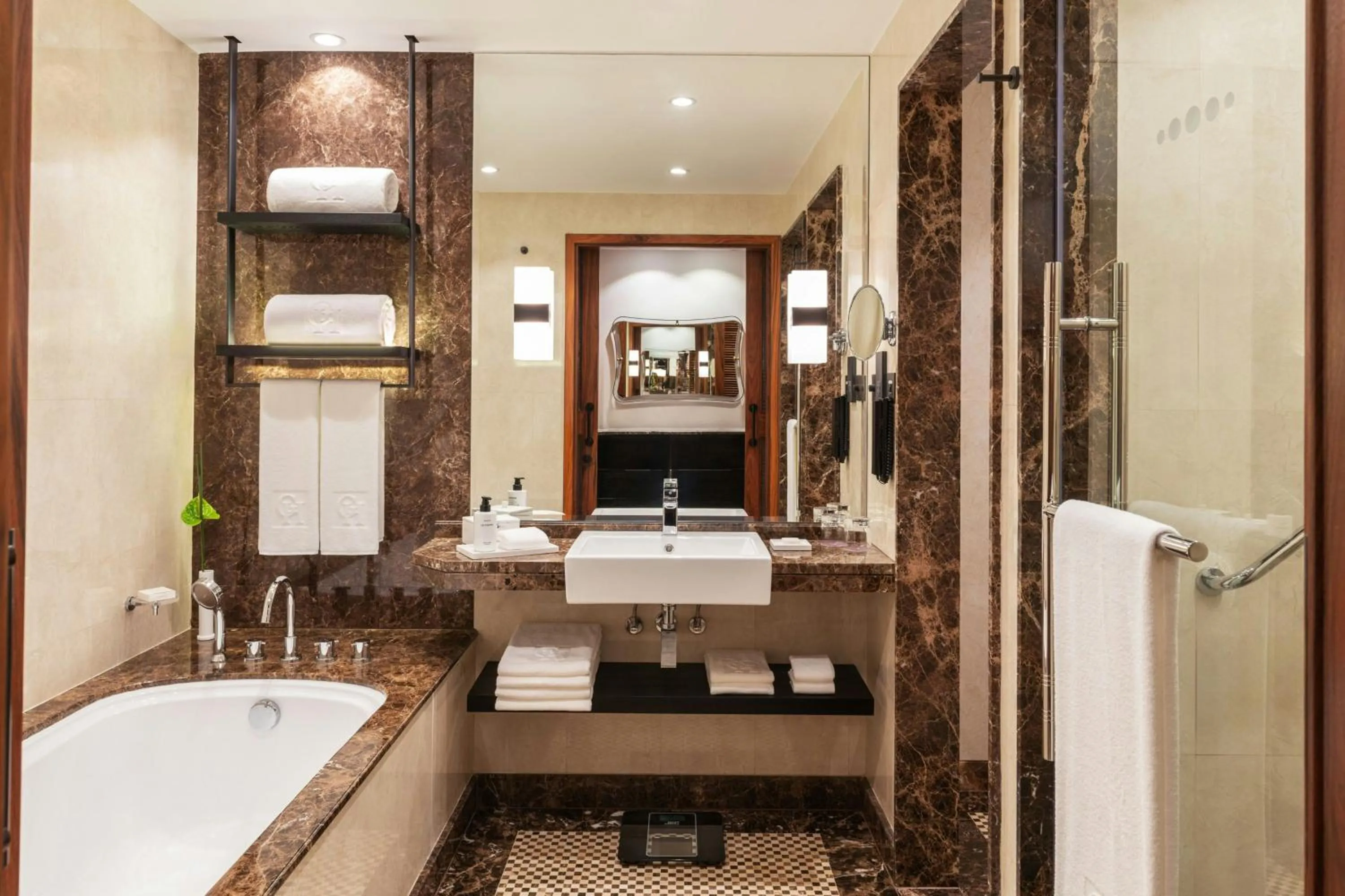 Bathroom in Grosvenor House, a Luxury Collection Hotel, Dubai