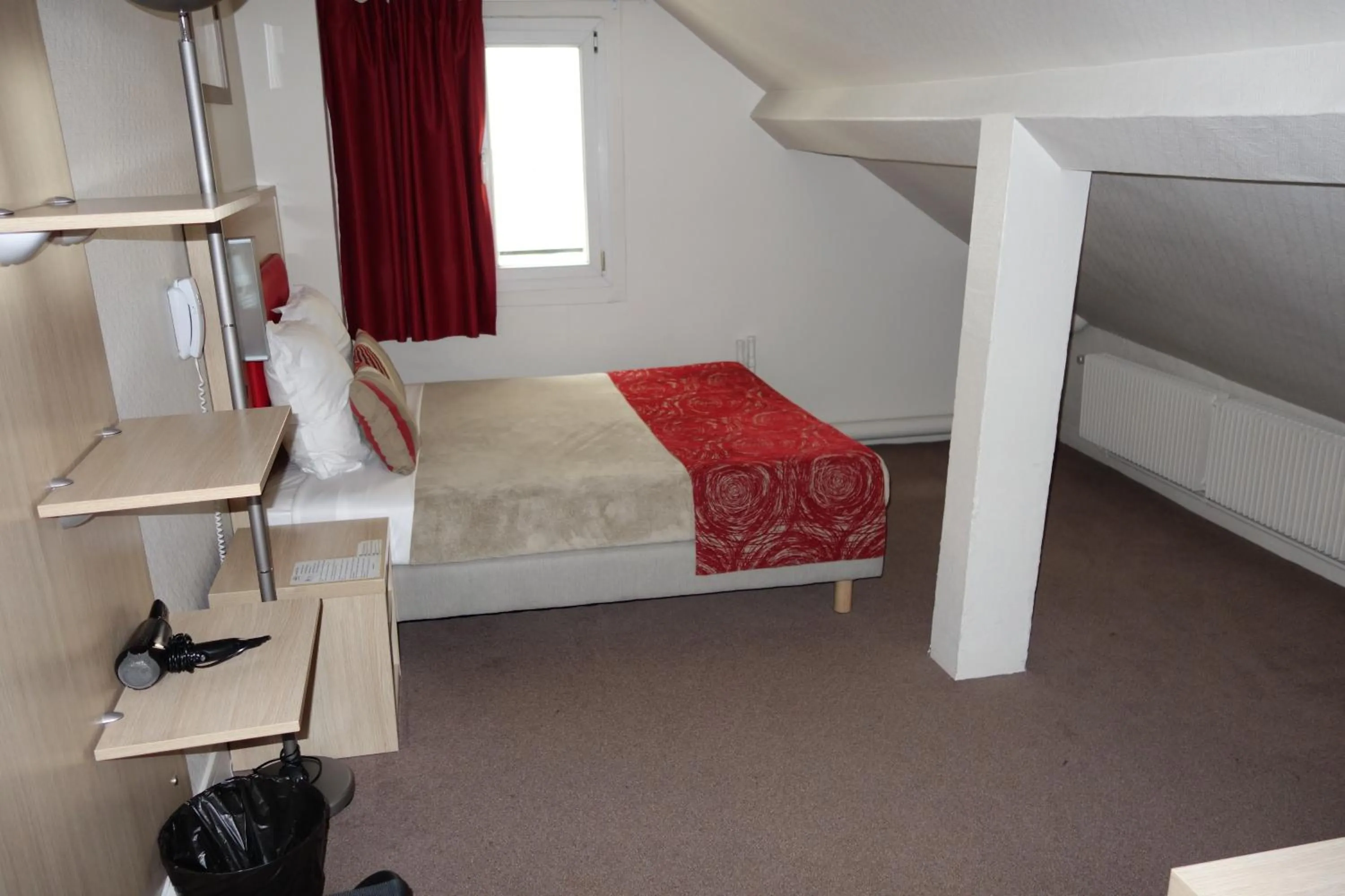 Photo of the whole room, Bed in D'win