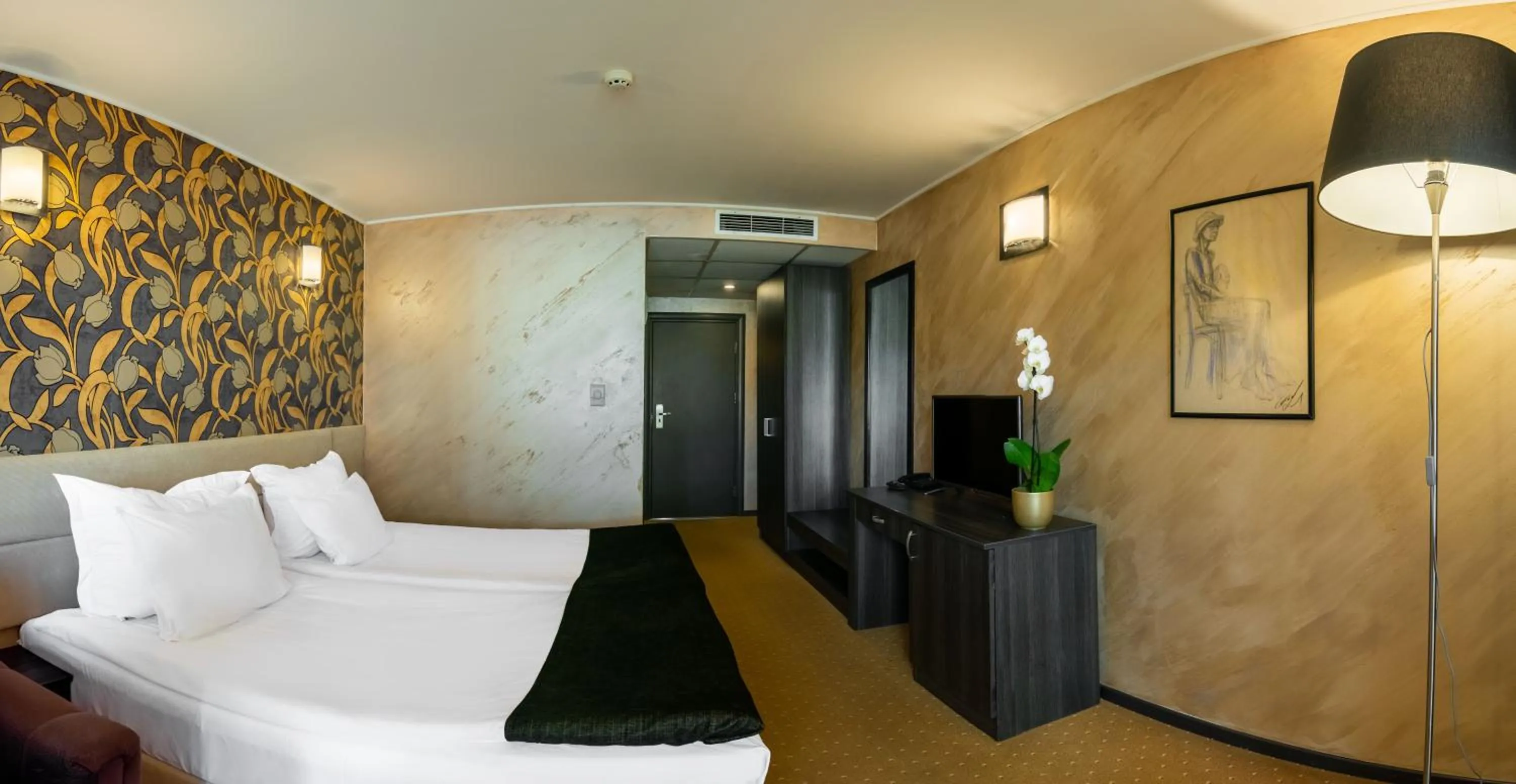 Bed in Royal Spa Hotel