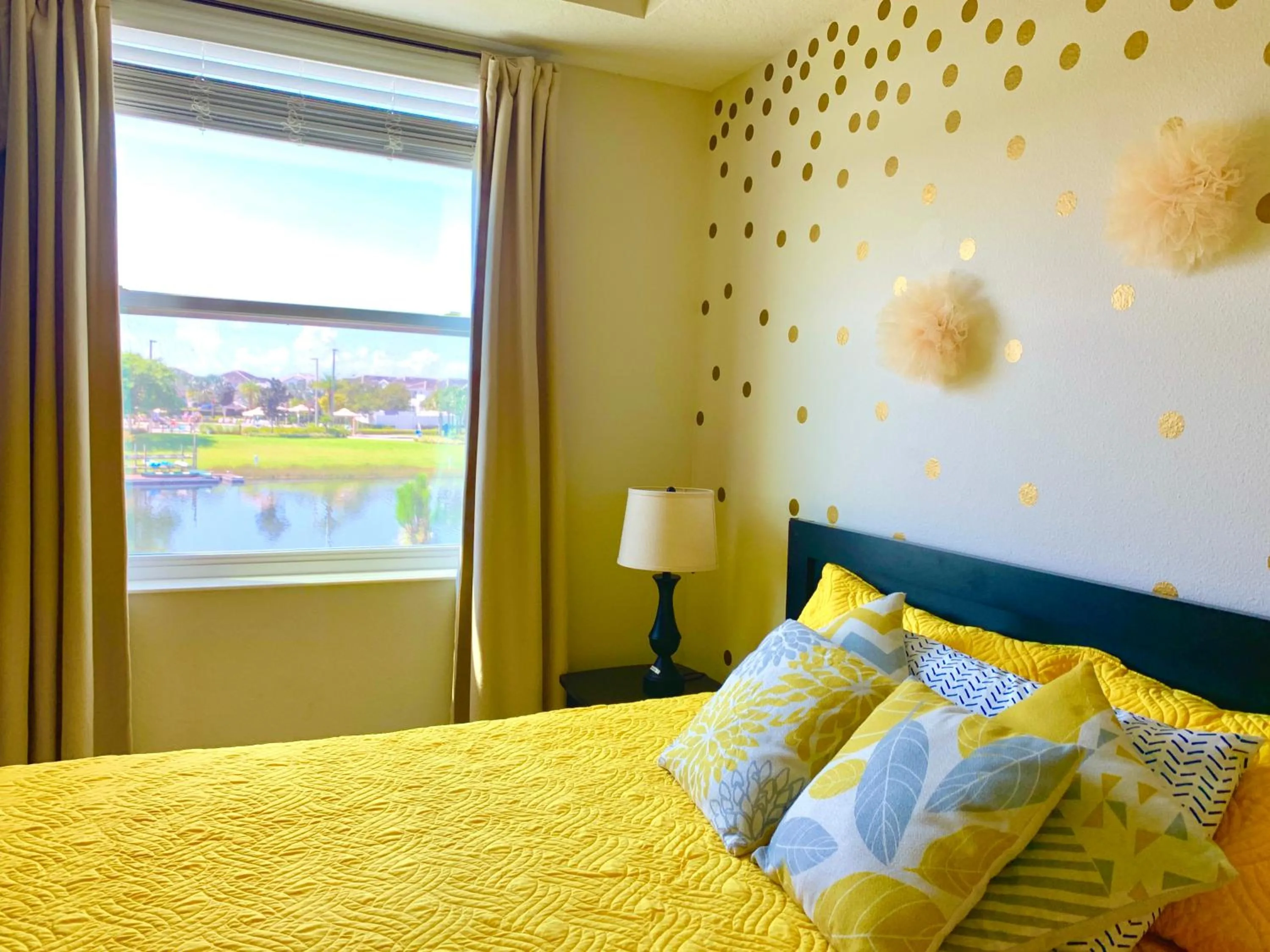 Bed in 3B2B-Beautiful Lake View-Baby Friendly-FREE WATER PARK!NO Resort Fee-5 Miles to Disney-Storey Lake 3141