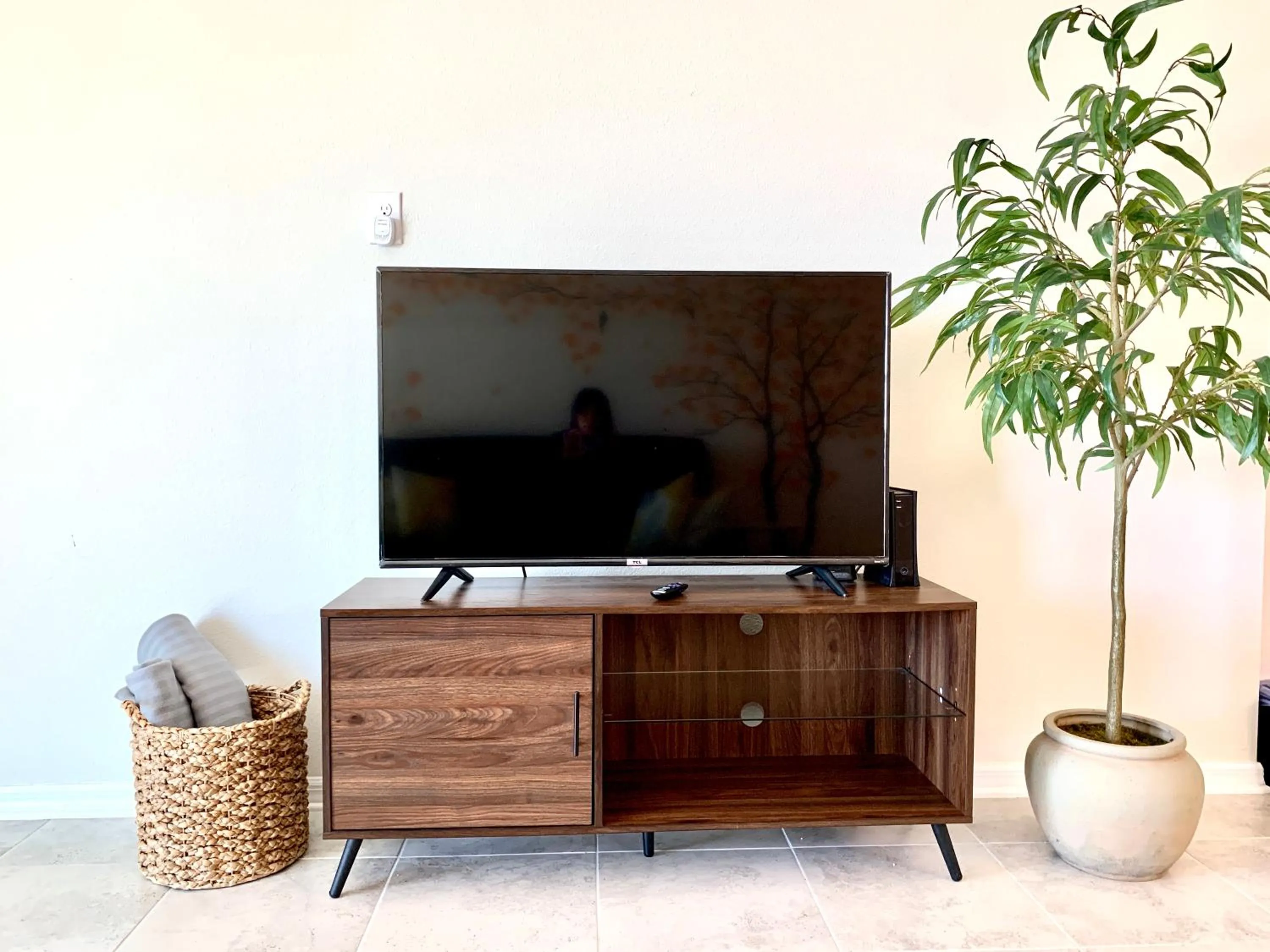 Communal lounge/ TV room in 3B2B-Beautiful Lake View-Baby Friendly-FREE WATER PARK!NO Resort Fee-5 Miles to Disney-Storey Lake 3141