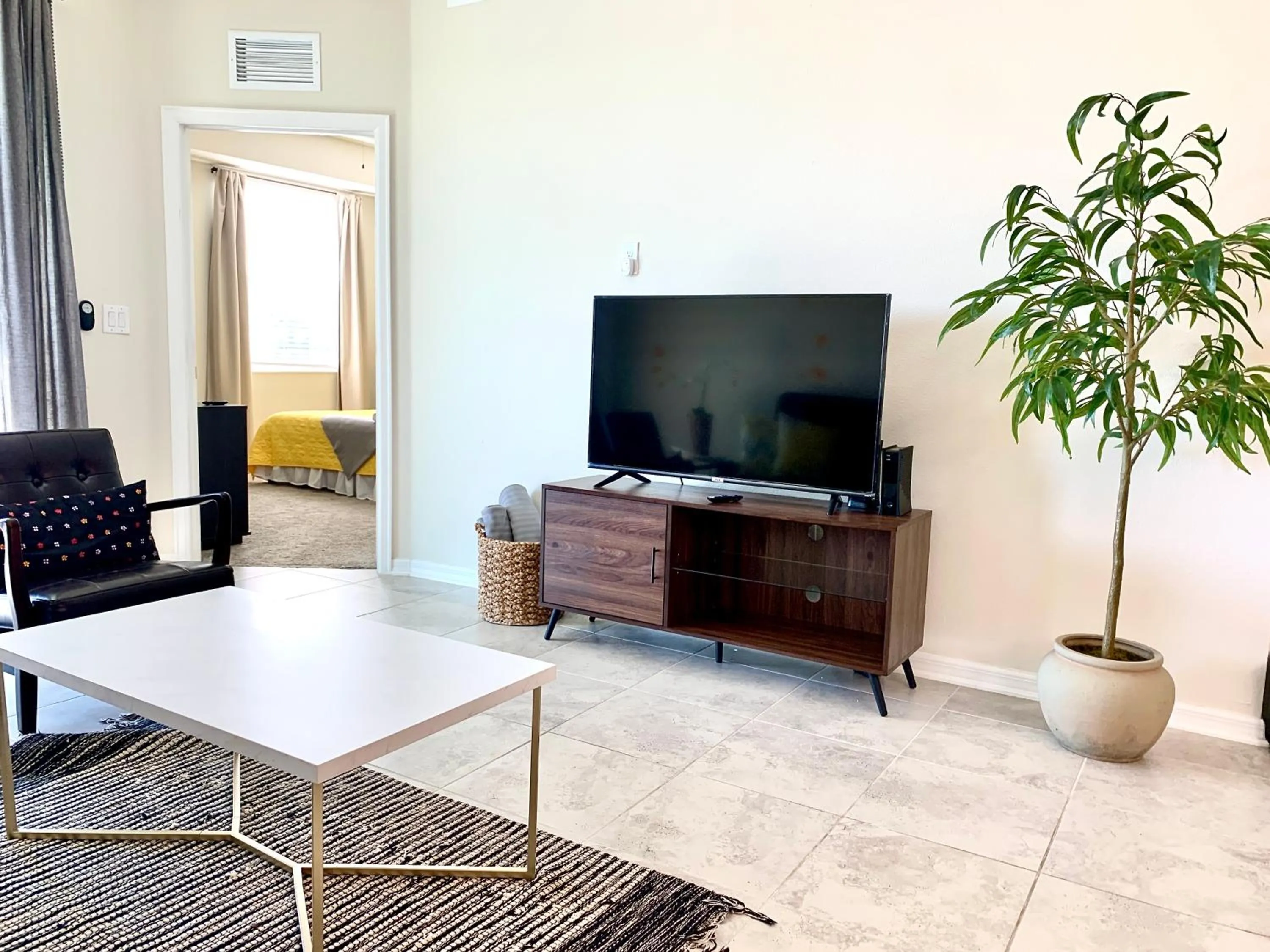 Communal lounge/ TV room in 3B2B-Beautiful Lake View-Baby Friendly-FREE WATER PARK!NO Resort Fee-5 Miles to Disney-Storey Lake 3141