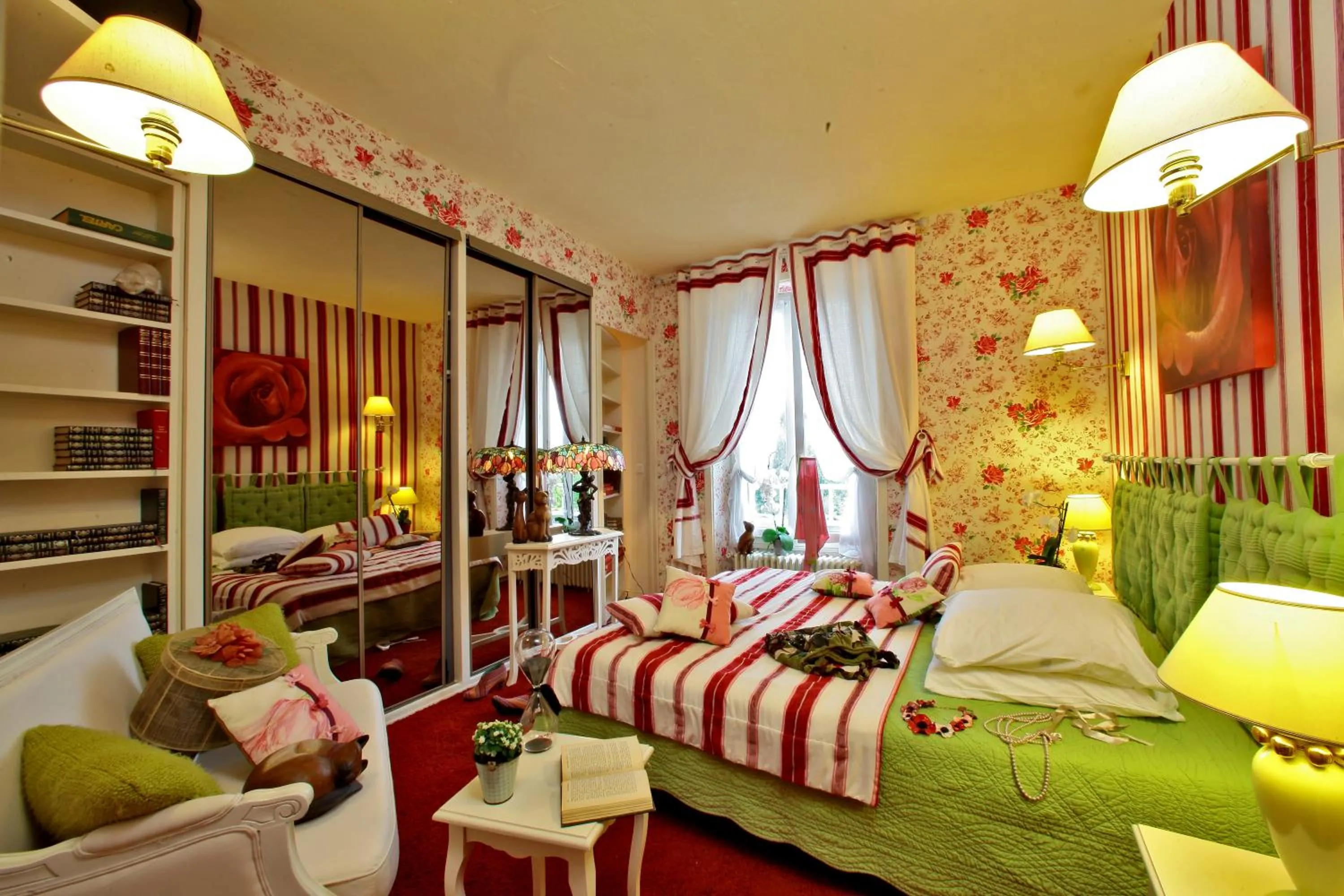 Bed in Logis Hôtel Hostellerie Saint-Jacques