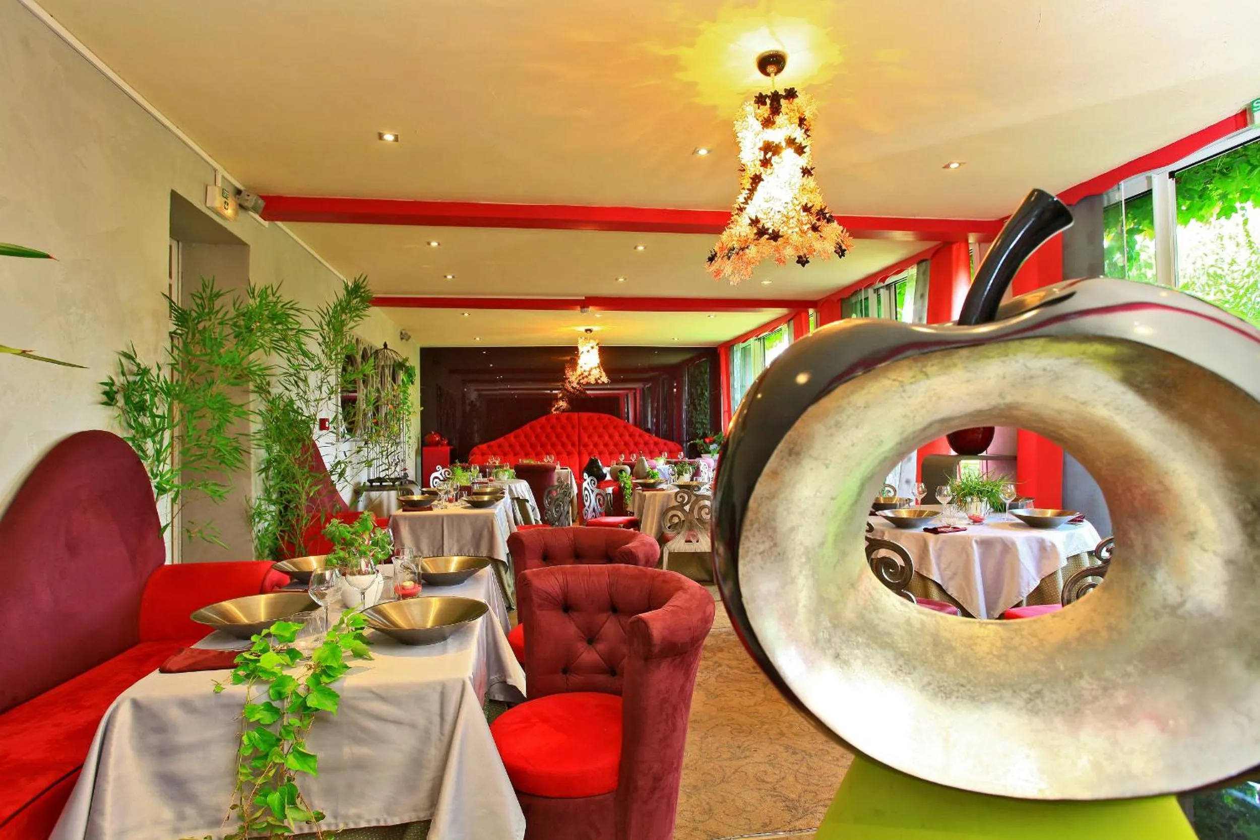 Restaurant/places to eat in Logis Hôtel Hostellerie Saint-Jacques