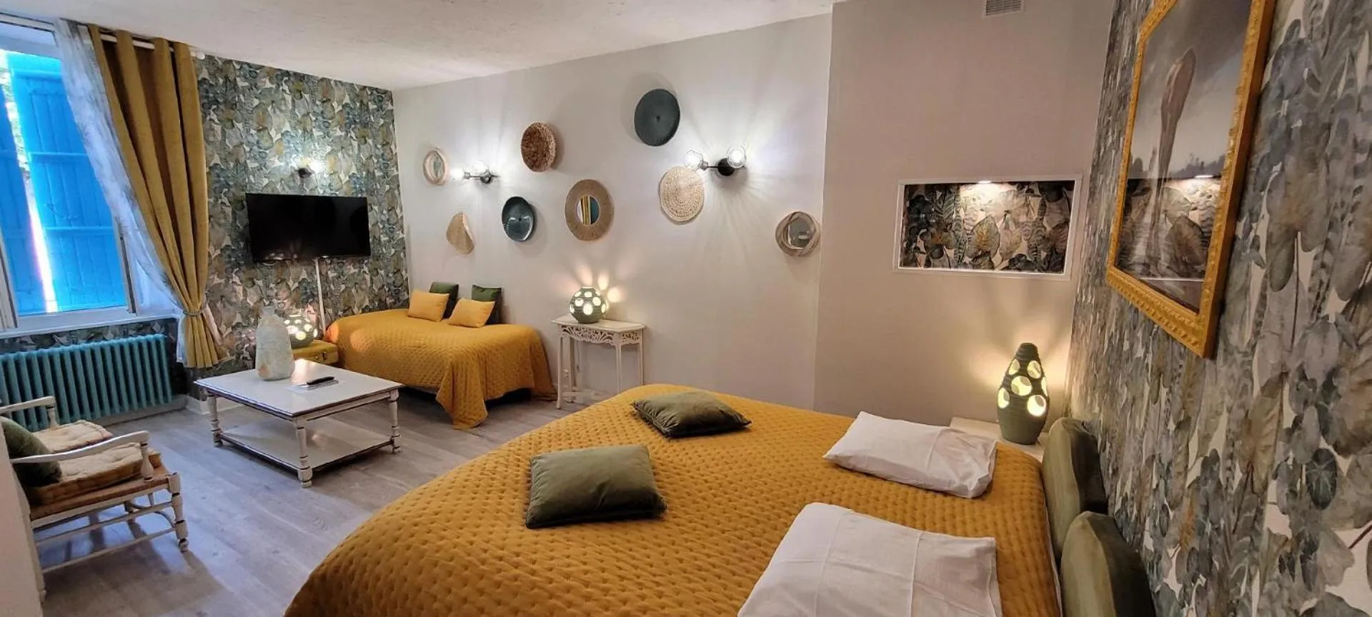 Bed in Logis Hôtel Hostellerie Saint-Jacques