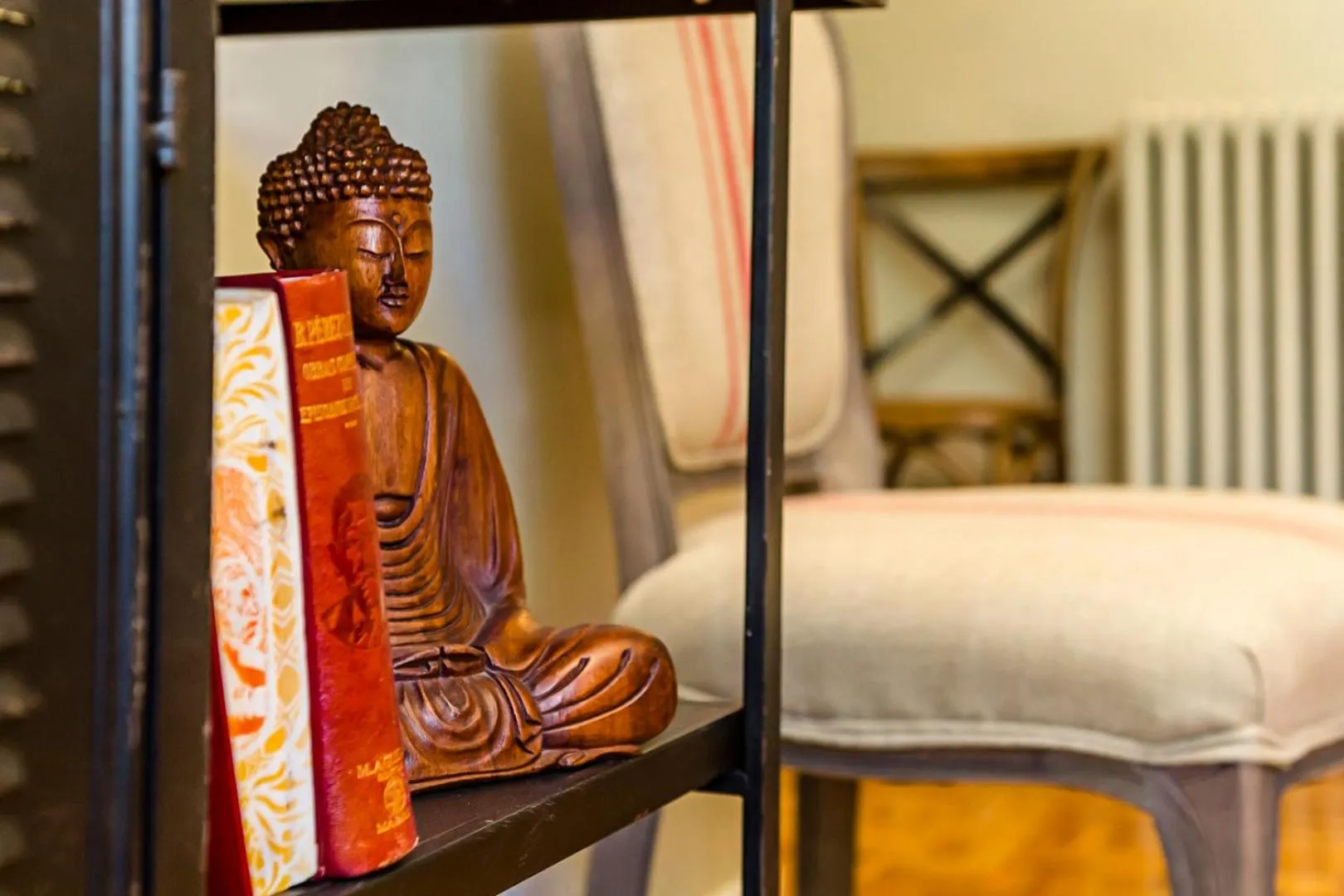 Decorative detail, Bed in Bcn Paseo De Gracia Rocamora Apartment