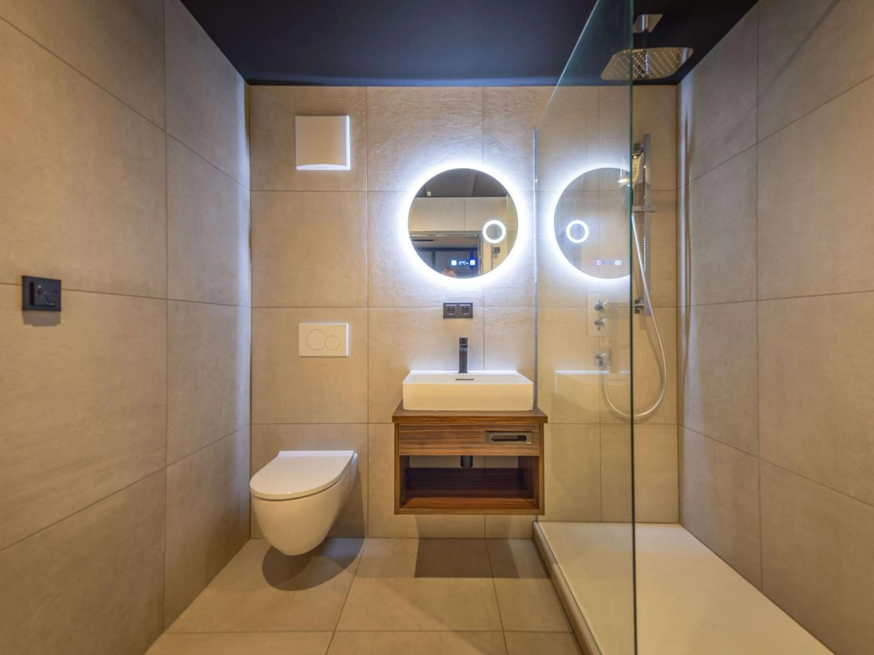 Bathroom in ibis Styles Aalen