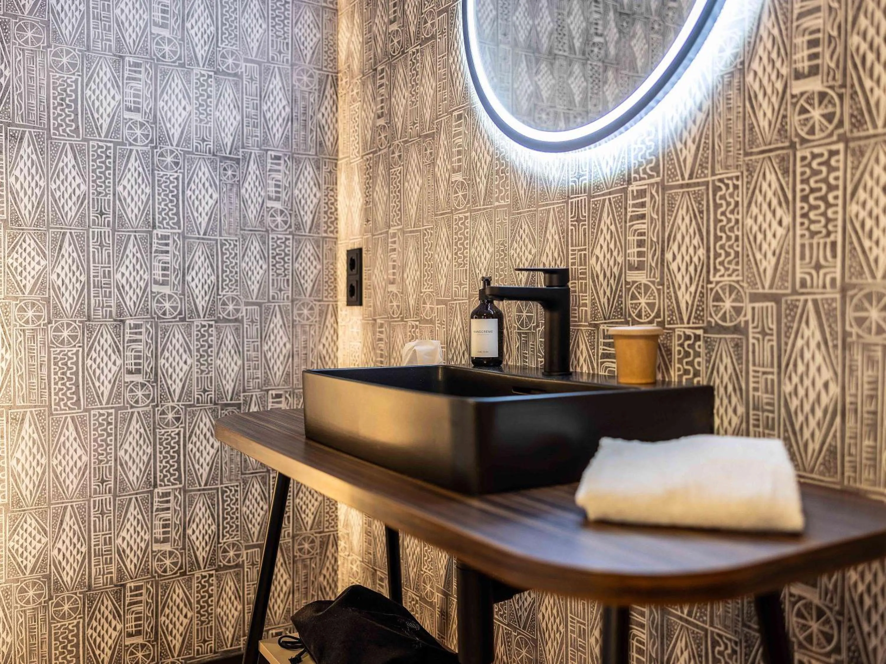 Bathroom in ibis Styles Aalen