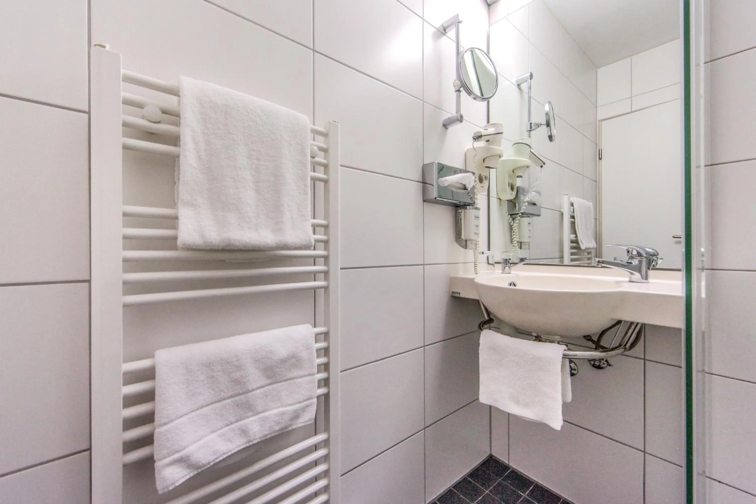 Bathroom in ibis Styles Aalen