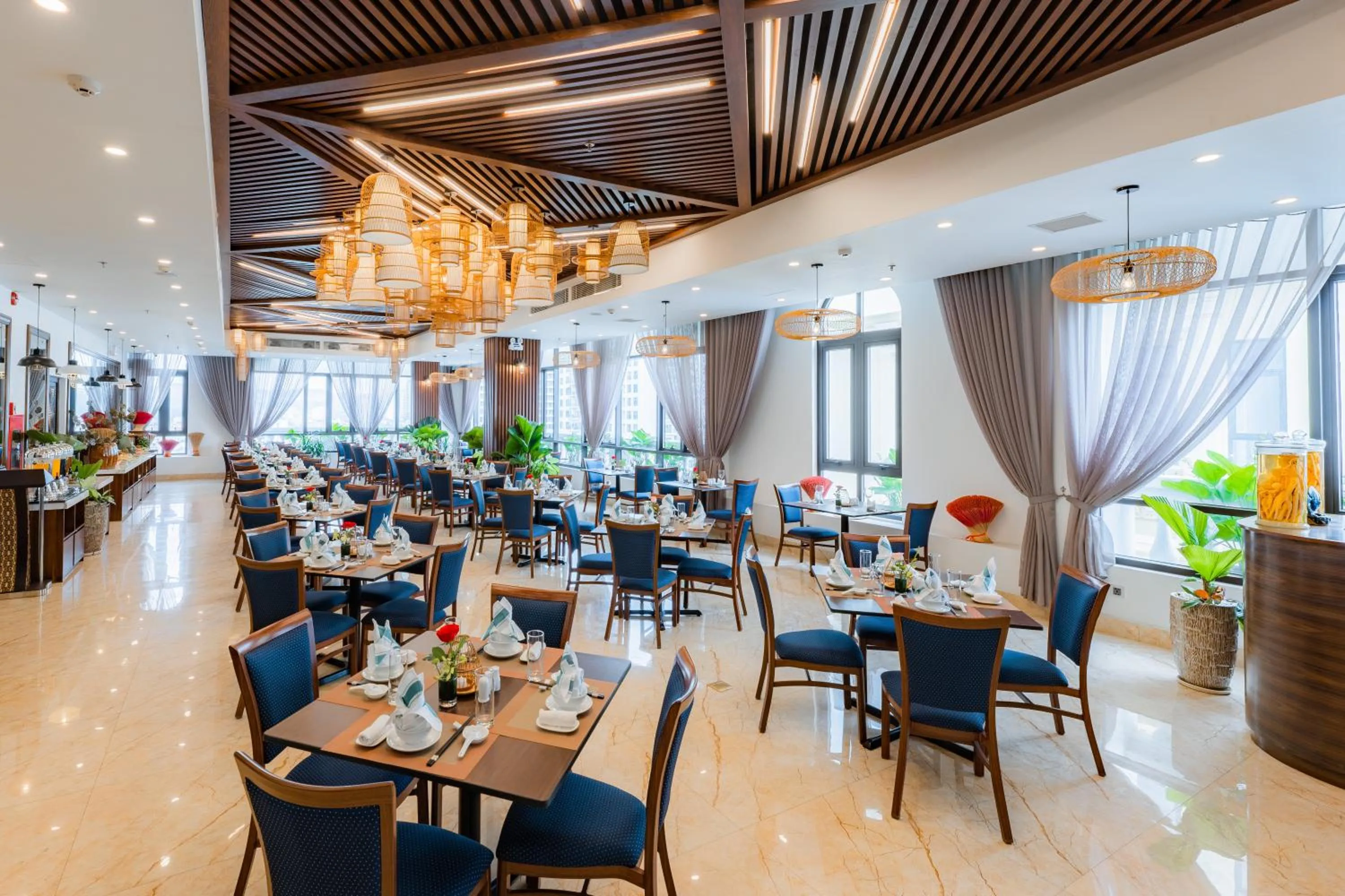 Restaurant/places to eat in Hạ Long New Century Hotel