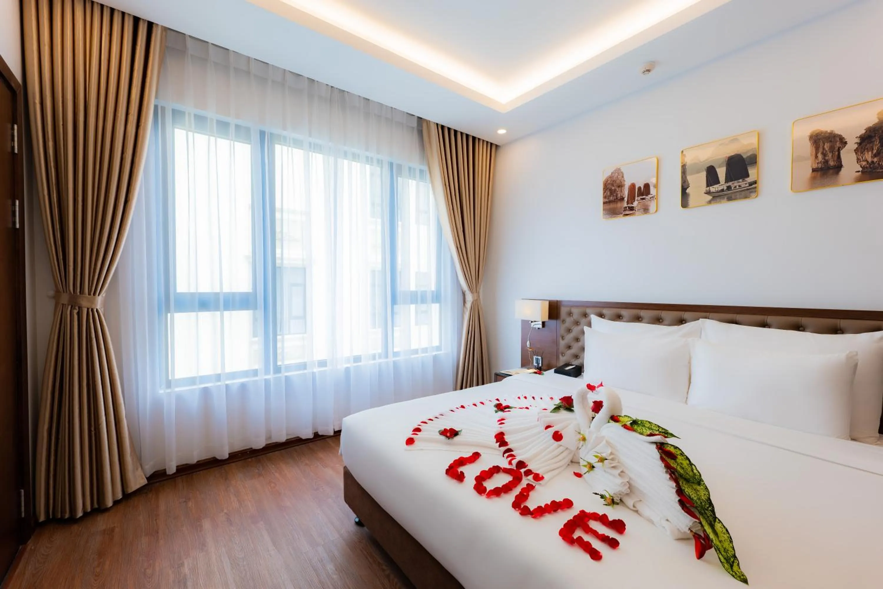 Bed in Hạ Long New Century Hotel