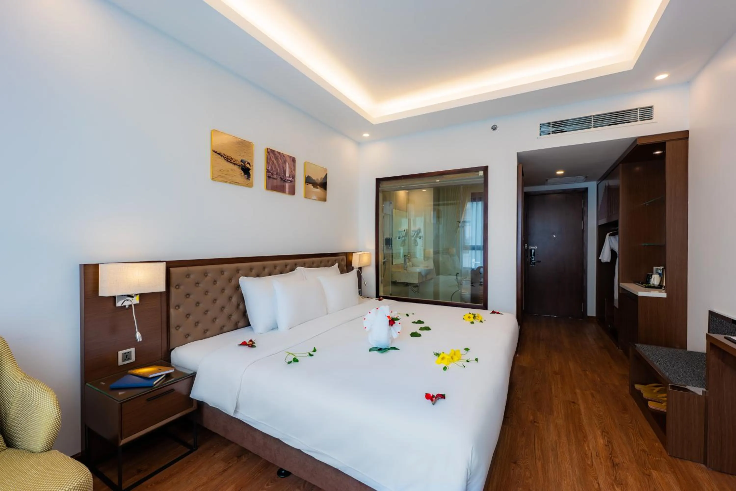 Bed in Hạ Long New Century Hotel