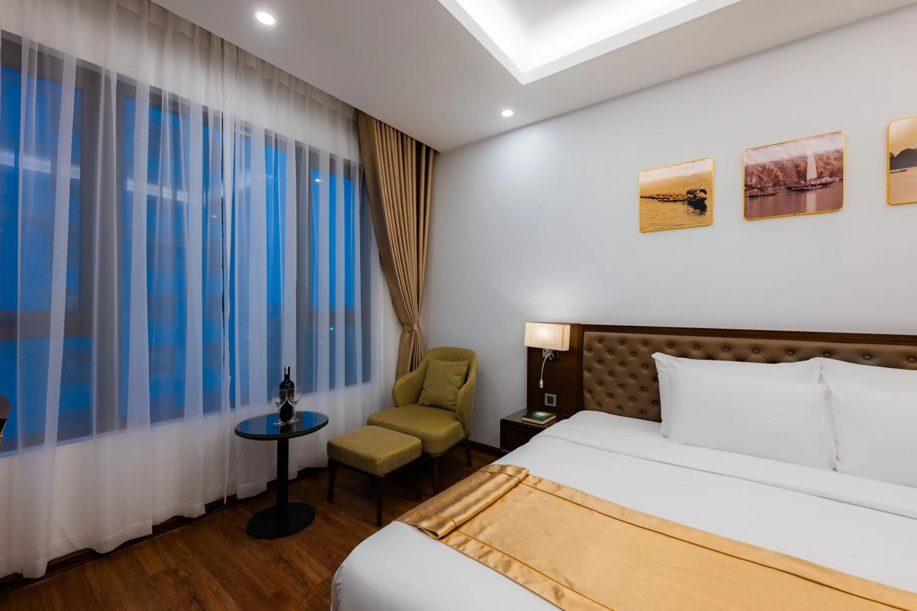 Bed in Hạ Long New Century Hotel