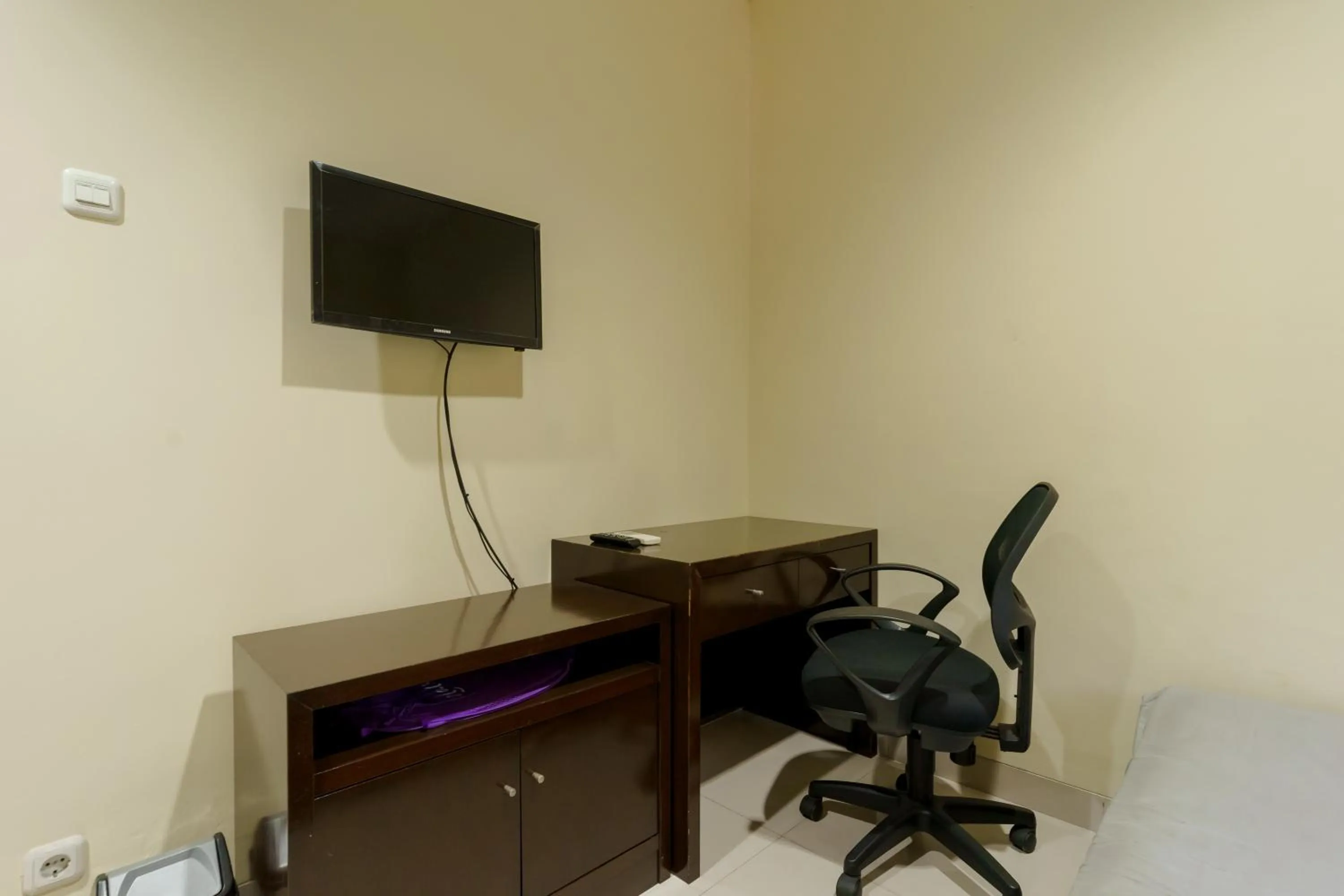 Communal lounge/ TV room in Dago Suites Syariah Cikarang Mitra RedDoorz