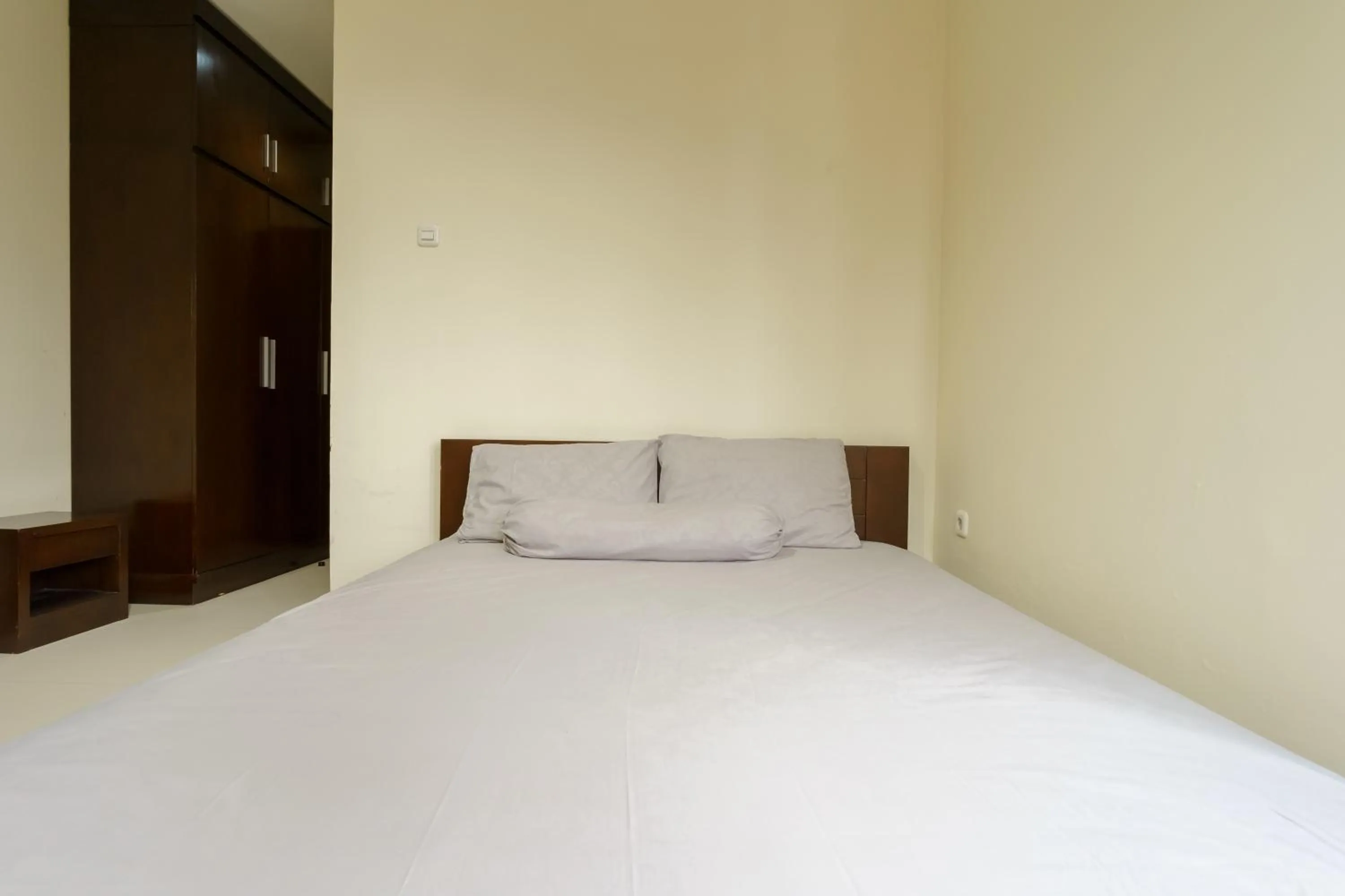 Bed in Dago Suites Syariah Cikarang Mitra RedDoorz