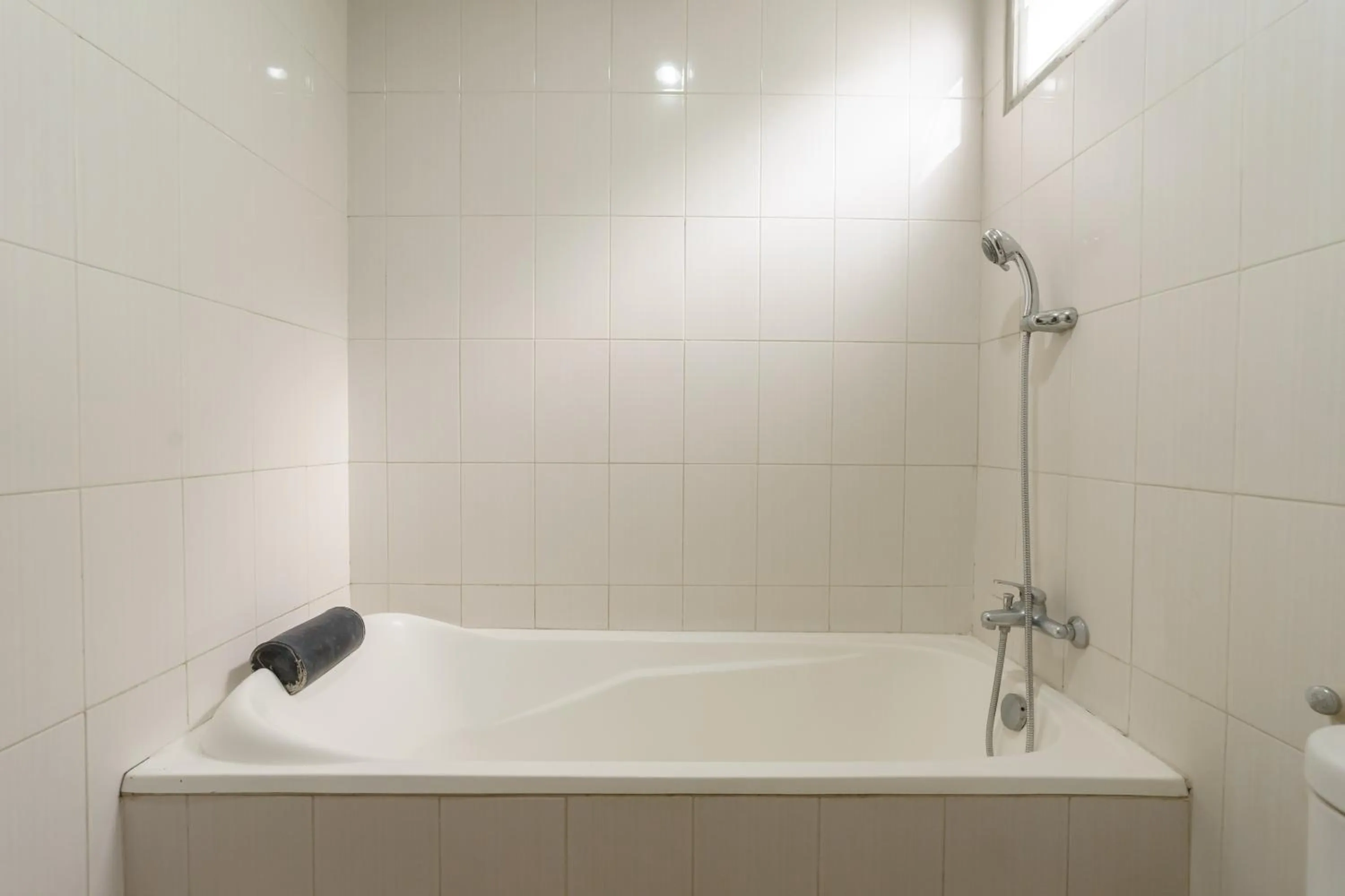 Bathroom in Dago Suites Syariah Cikarang Mitra RedDoorz