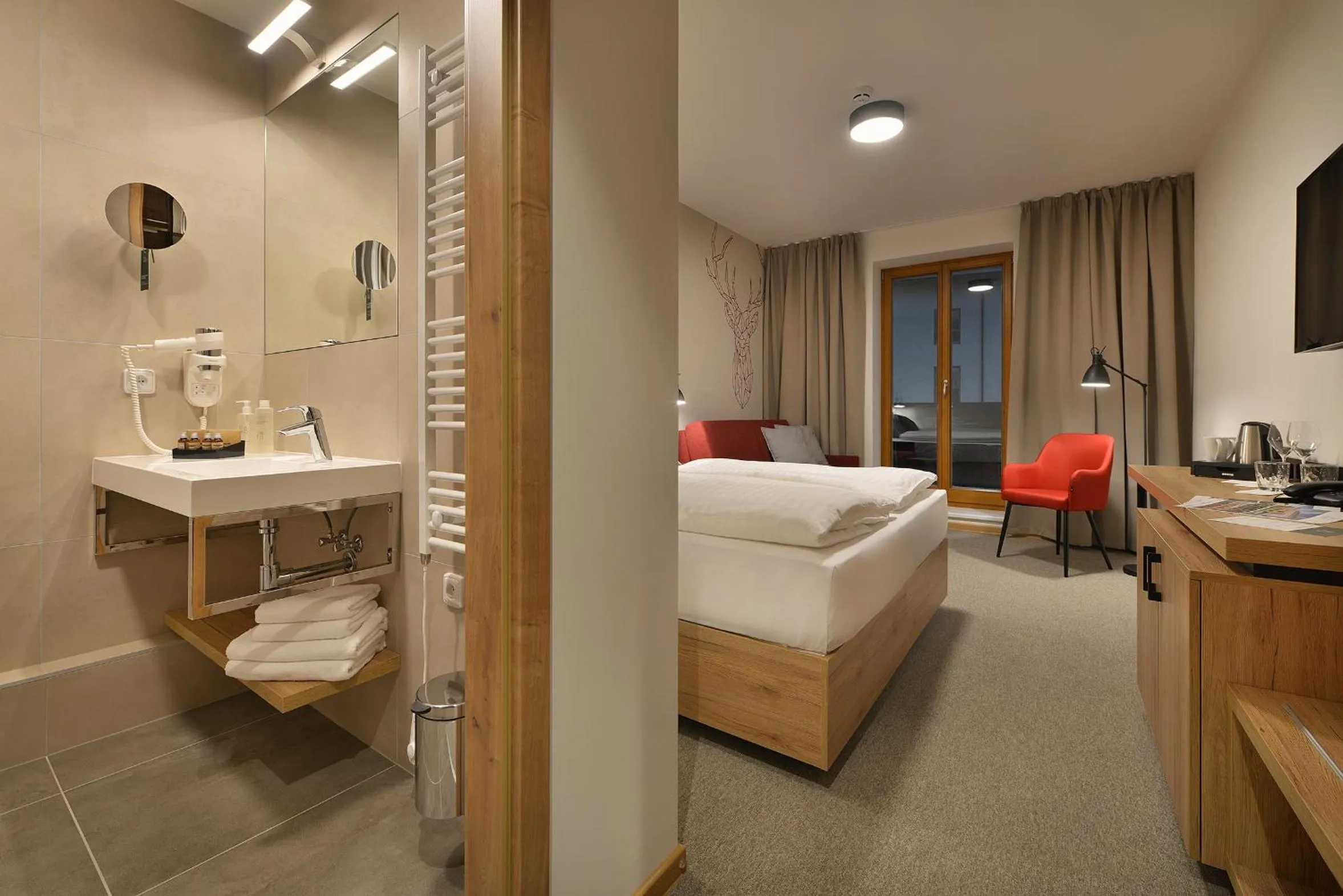 Bathroom, Bed in Hotel Element