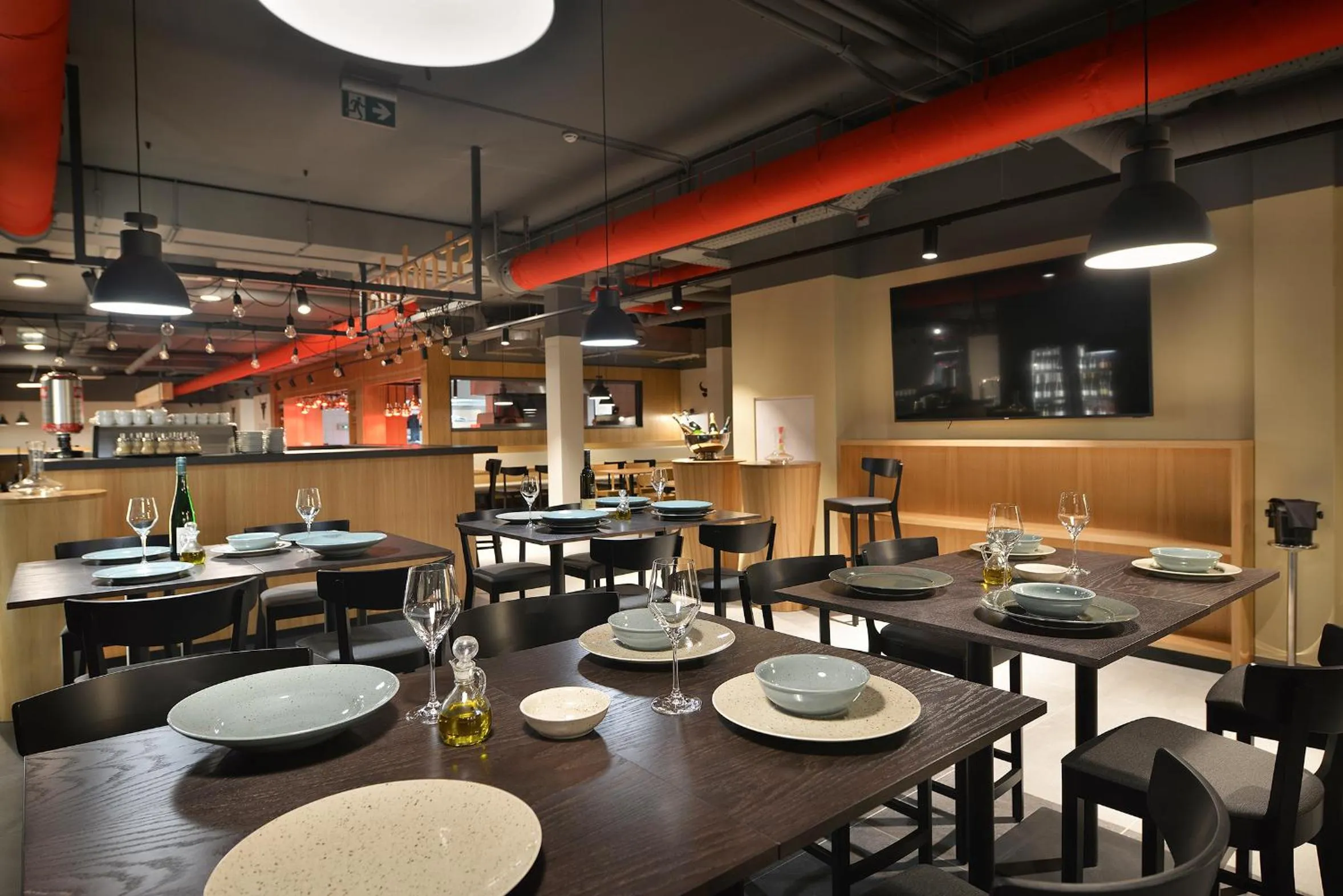 Restaurant/places to eat in Hotel Element