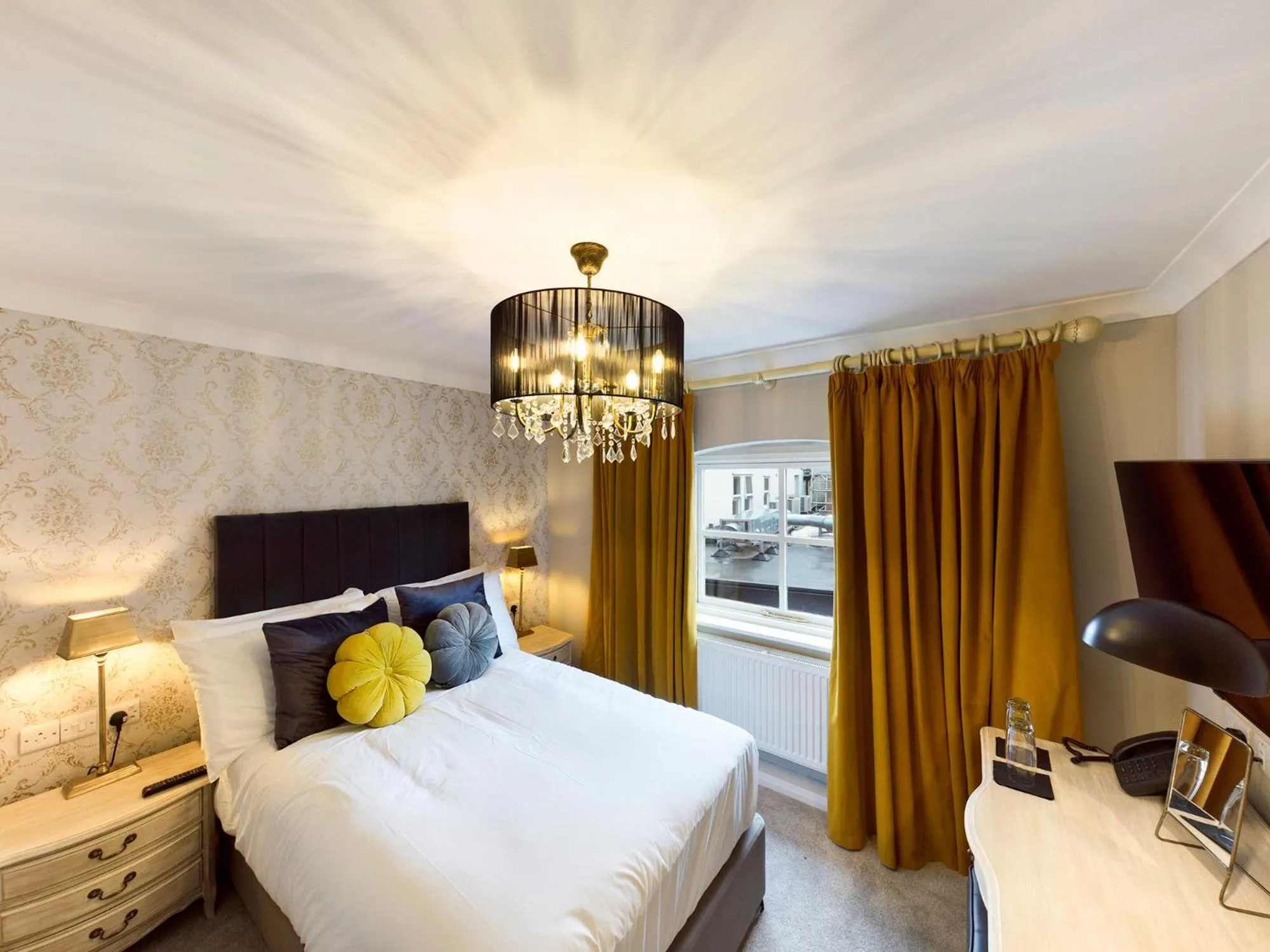 Bed in Lion & Swan Hotel