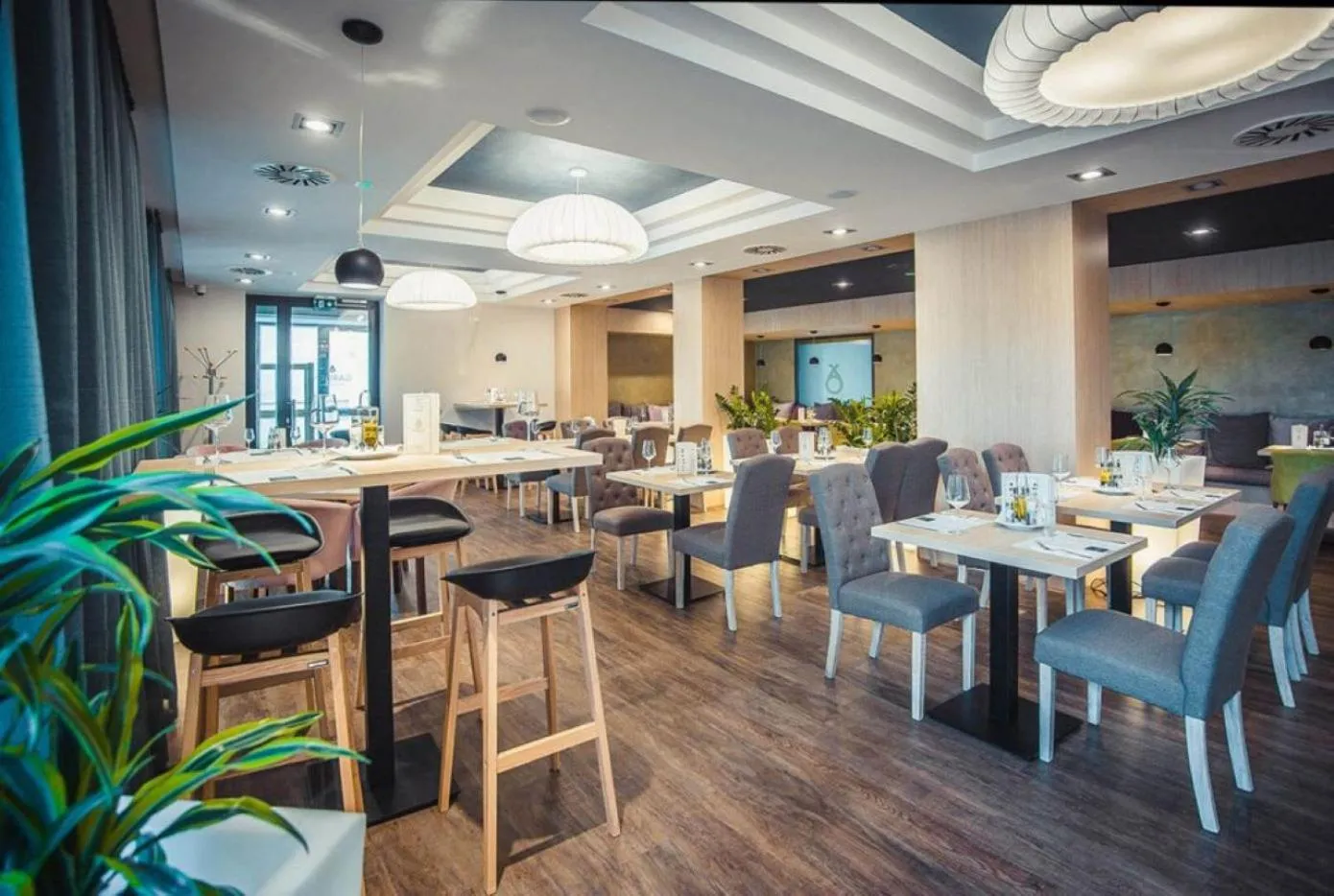 Restaurant/places to eat in R31 Residence