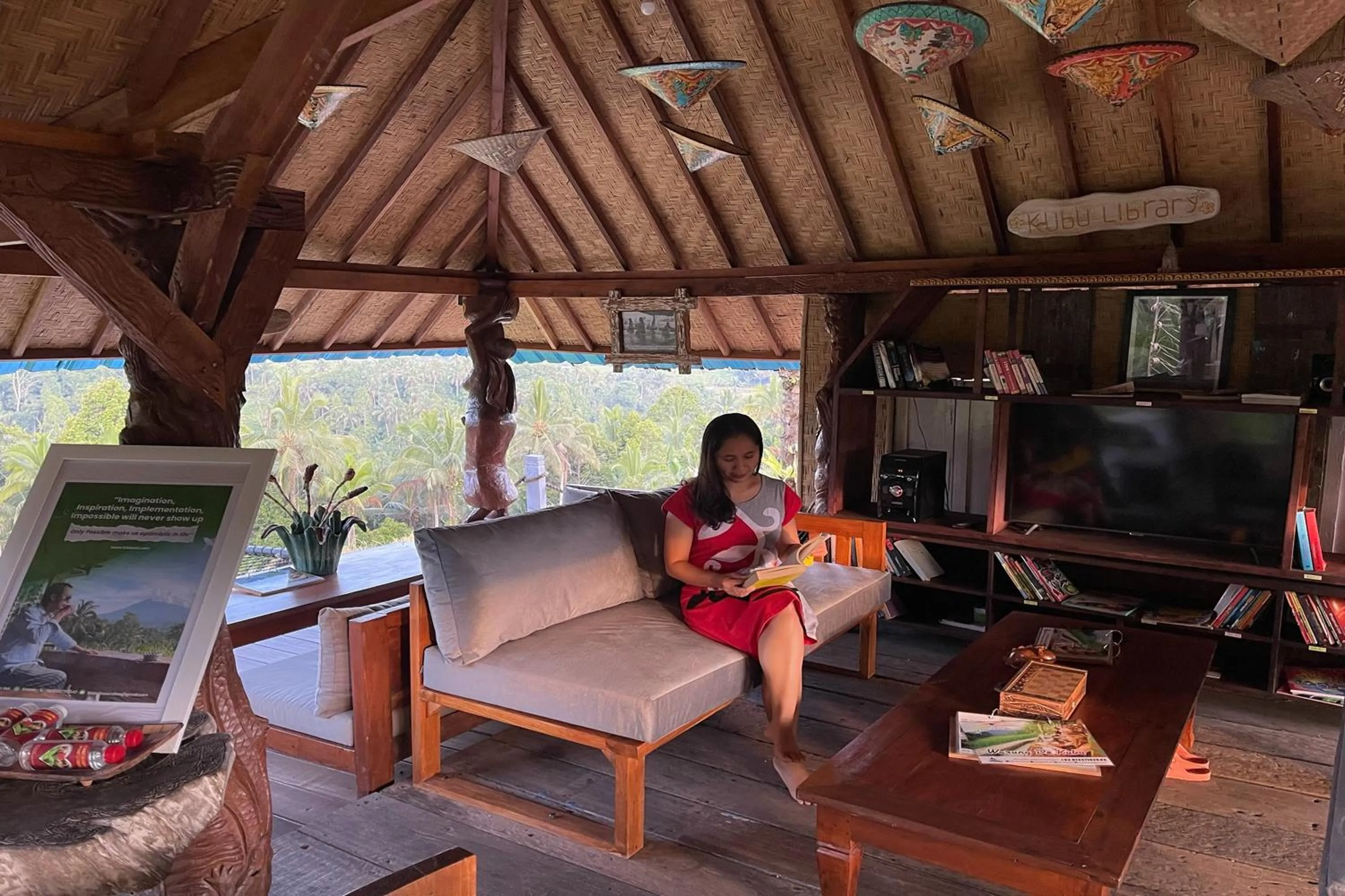 Communal lounge/ TV room in KTS - Kubu Tepi Sawah