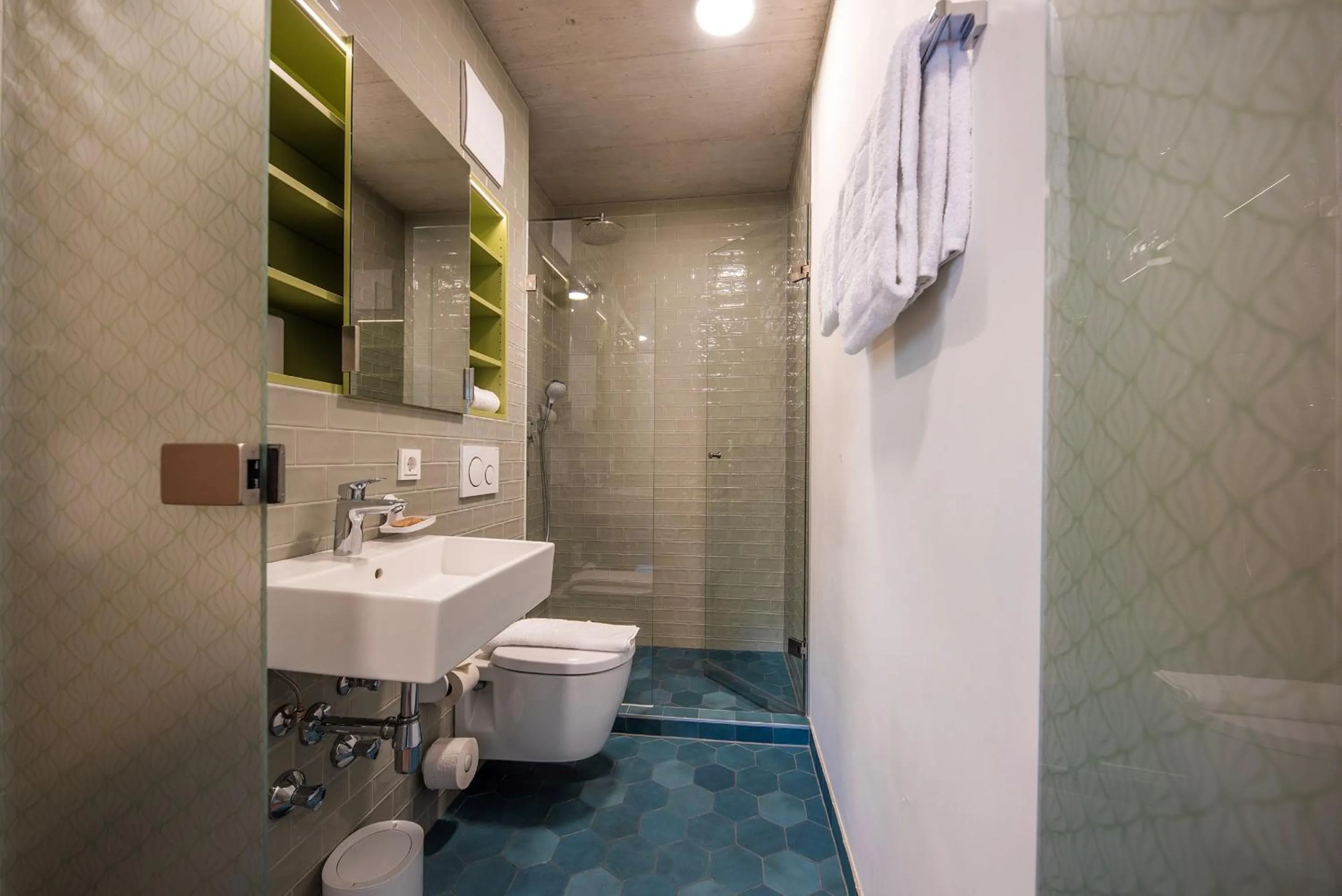 Shower in pradl elf my- apartment