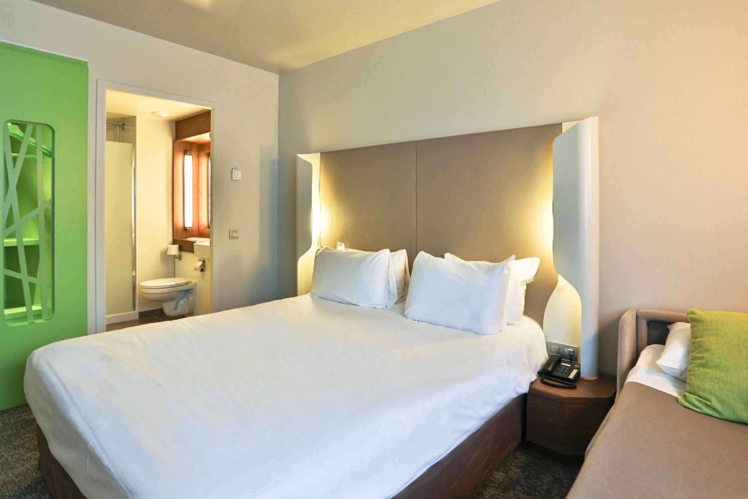 Photo of the whole room, Bed in Campanile La Roche Sur Yon Centre Gare