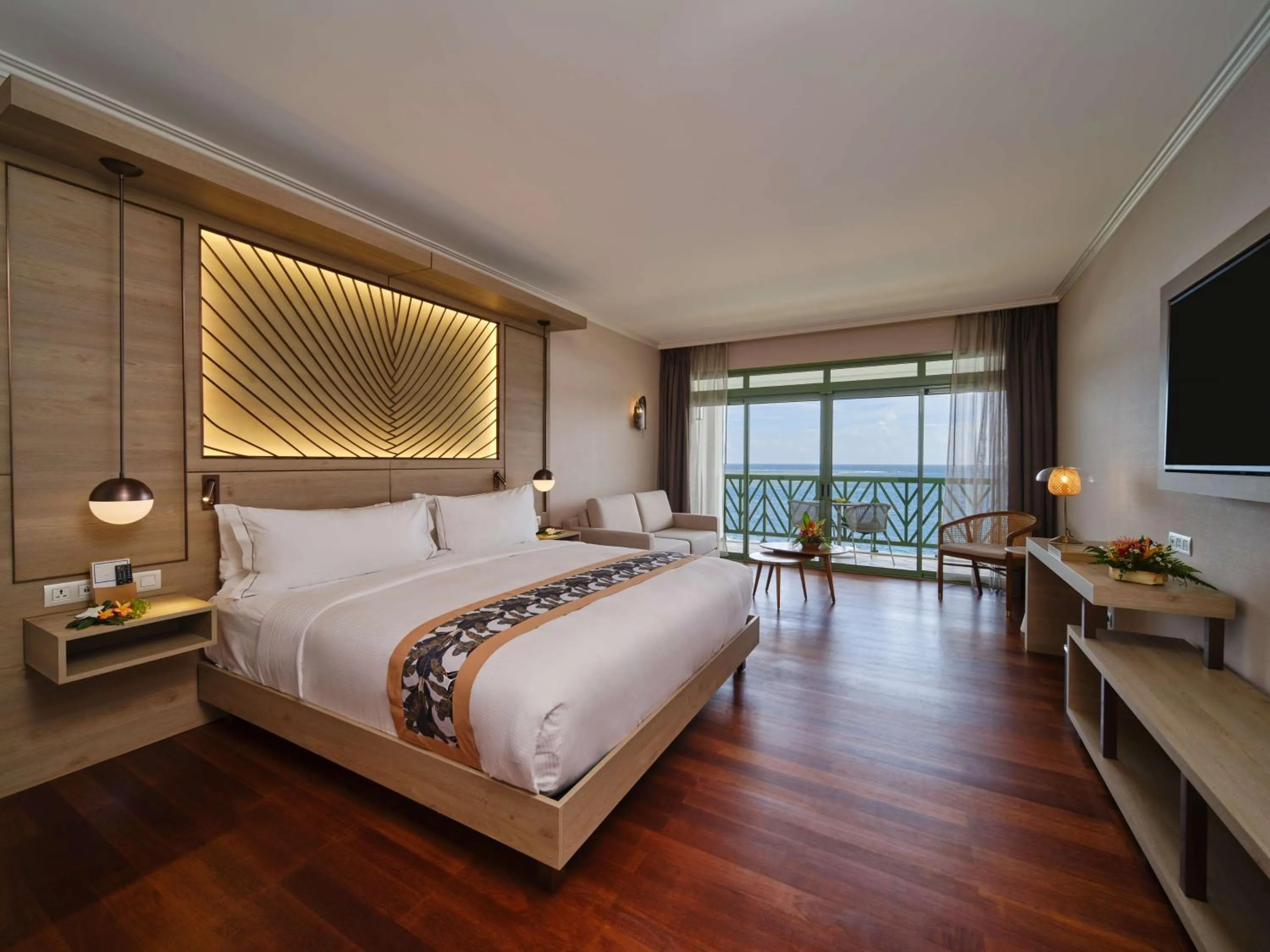 Living room, Bed in Hilton Hotel Tahiti