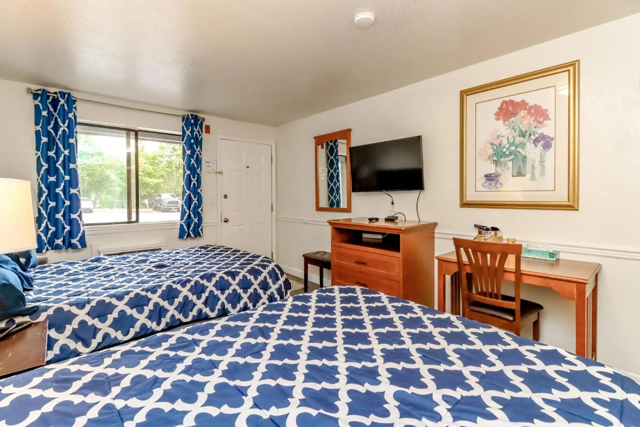 Photo of the whole room, Bed in Belfair Motel