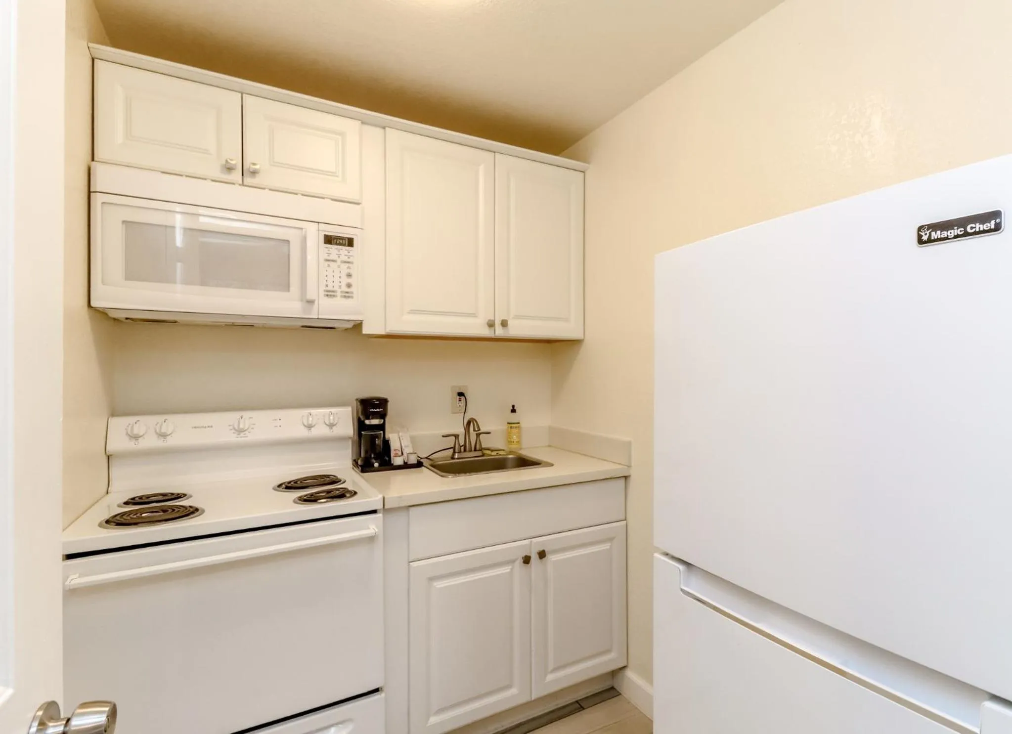Kitchen or kitchenette in Belfair Motel