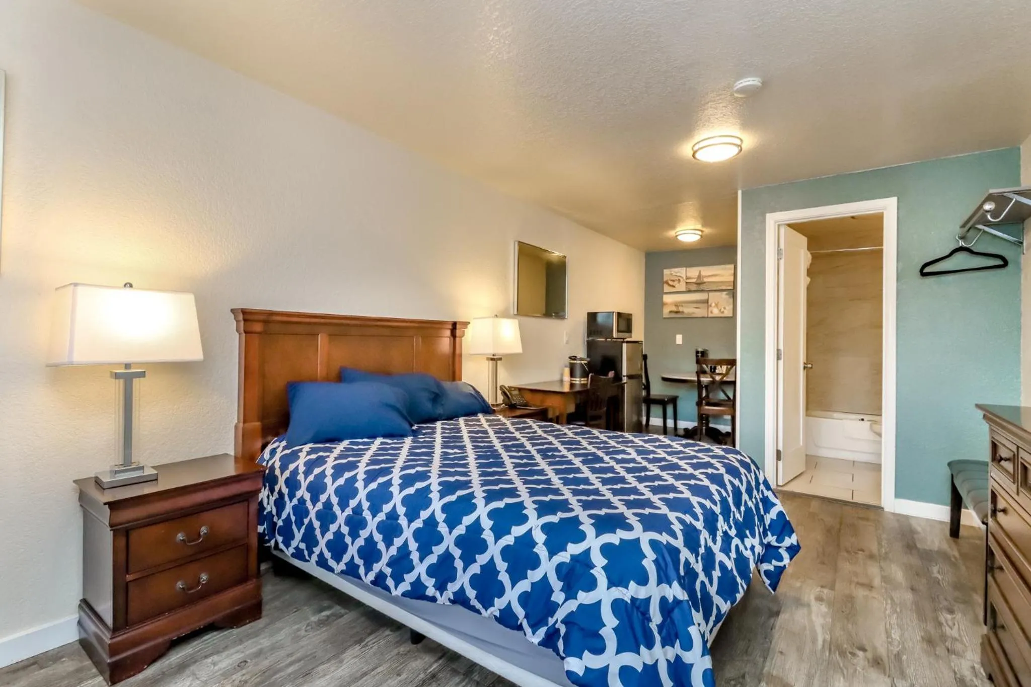 Bed in Belfair Motel