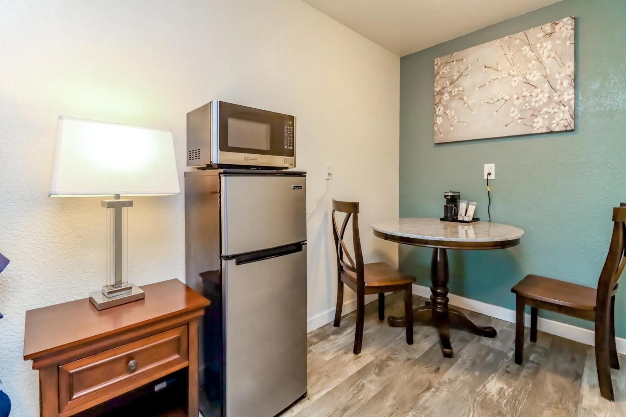 Seating area in Belfair Motel