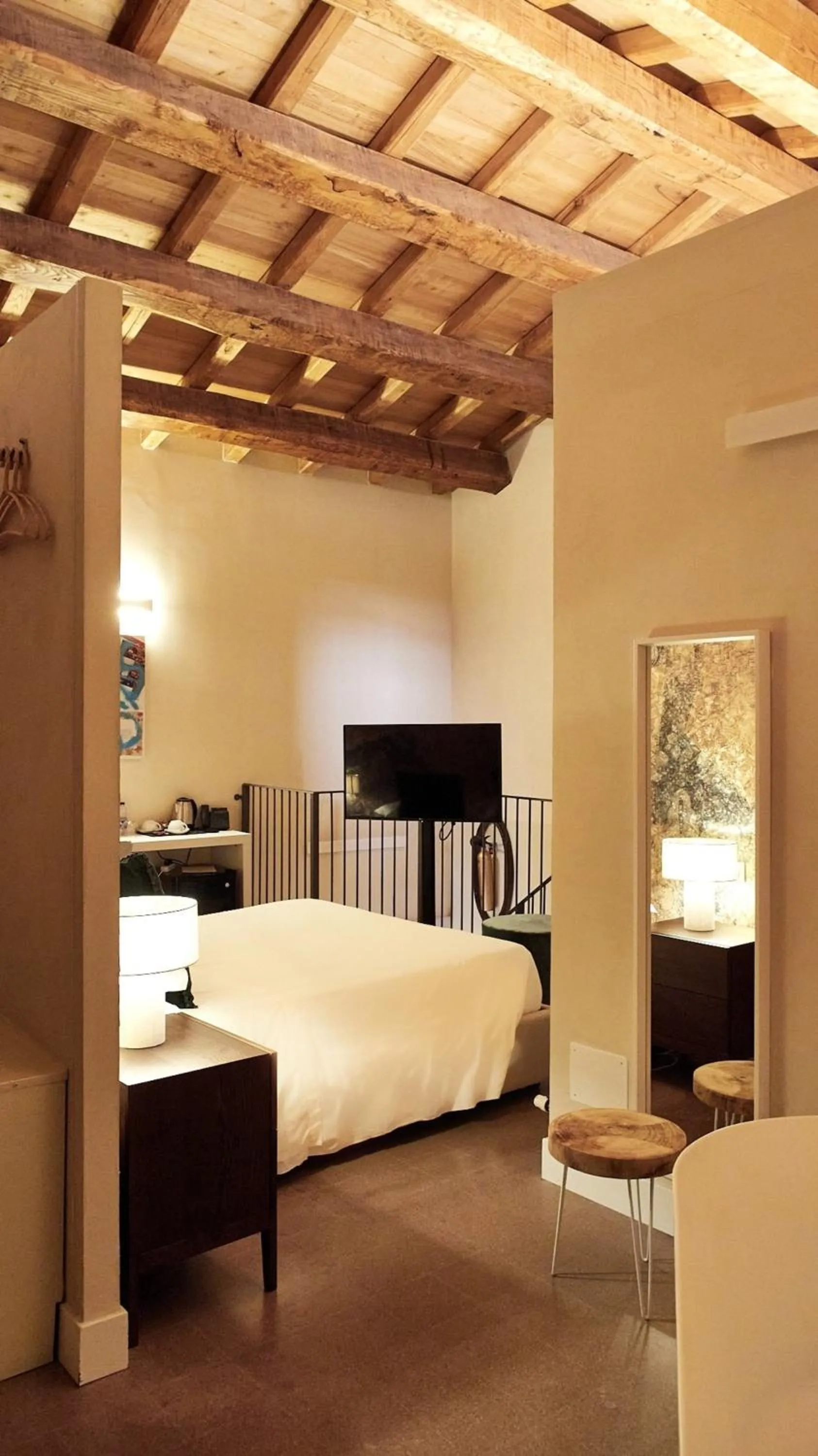 TV and multimedia, Bed in Albergo Diffuso Ginevra Boutique Rooms - Palazzo Leosini - Residenze D'Epoca