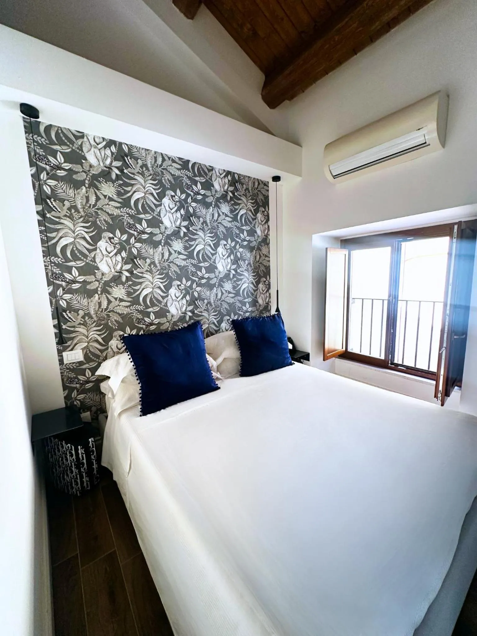 Bed in Ginevra Boutique Rooms - Palazzo Leosini - Residenze D'Epoca