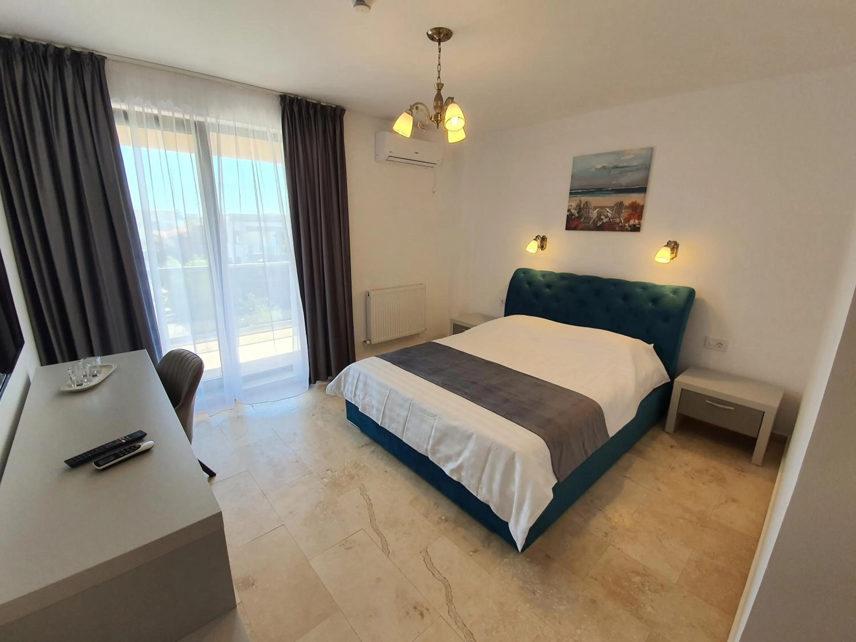 Photo of the whole room, Bed in Roca Del Mar