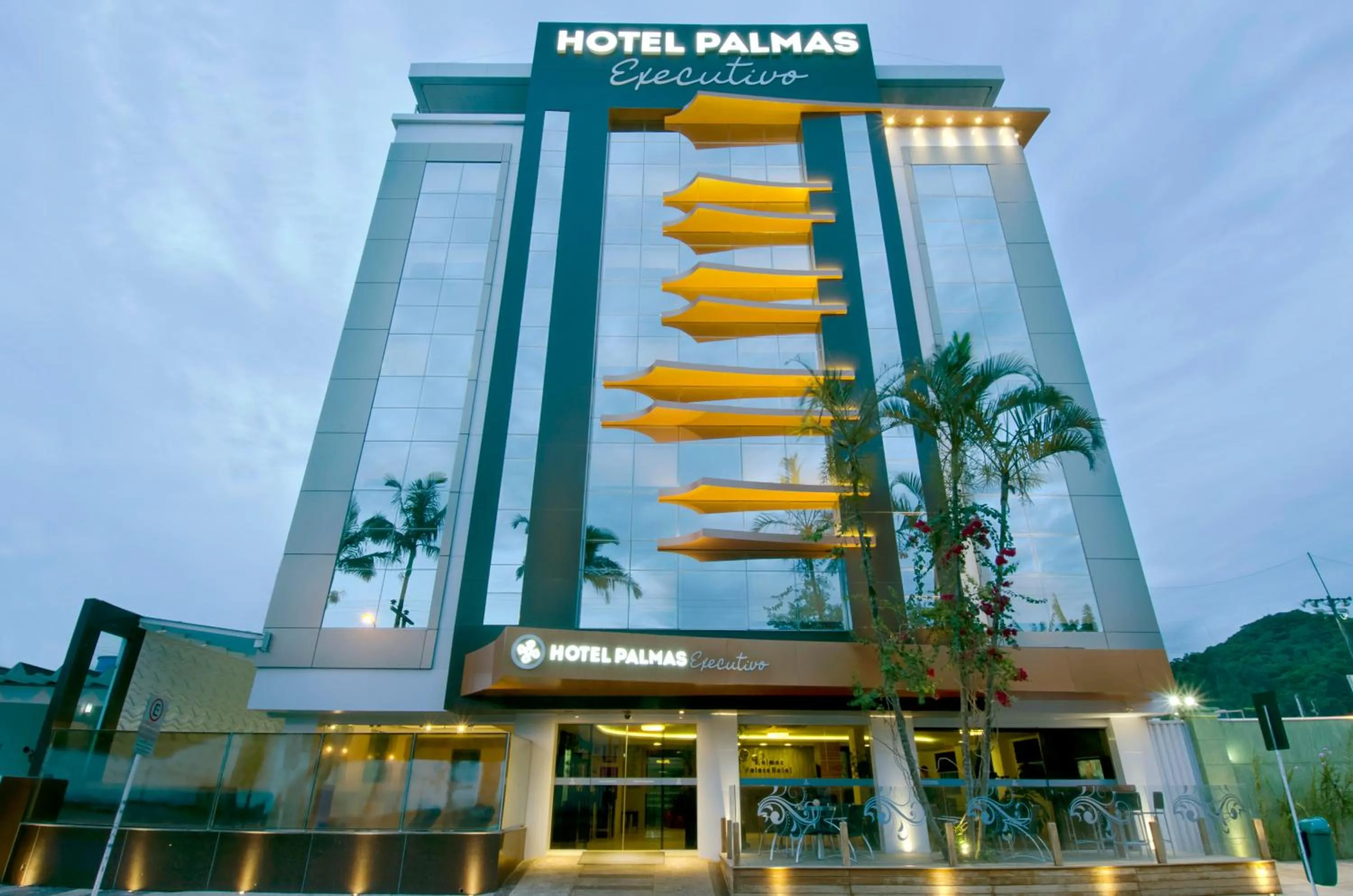 Facade/entrance in Hotel Palmas Executivo