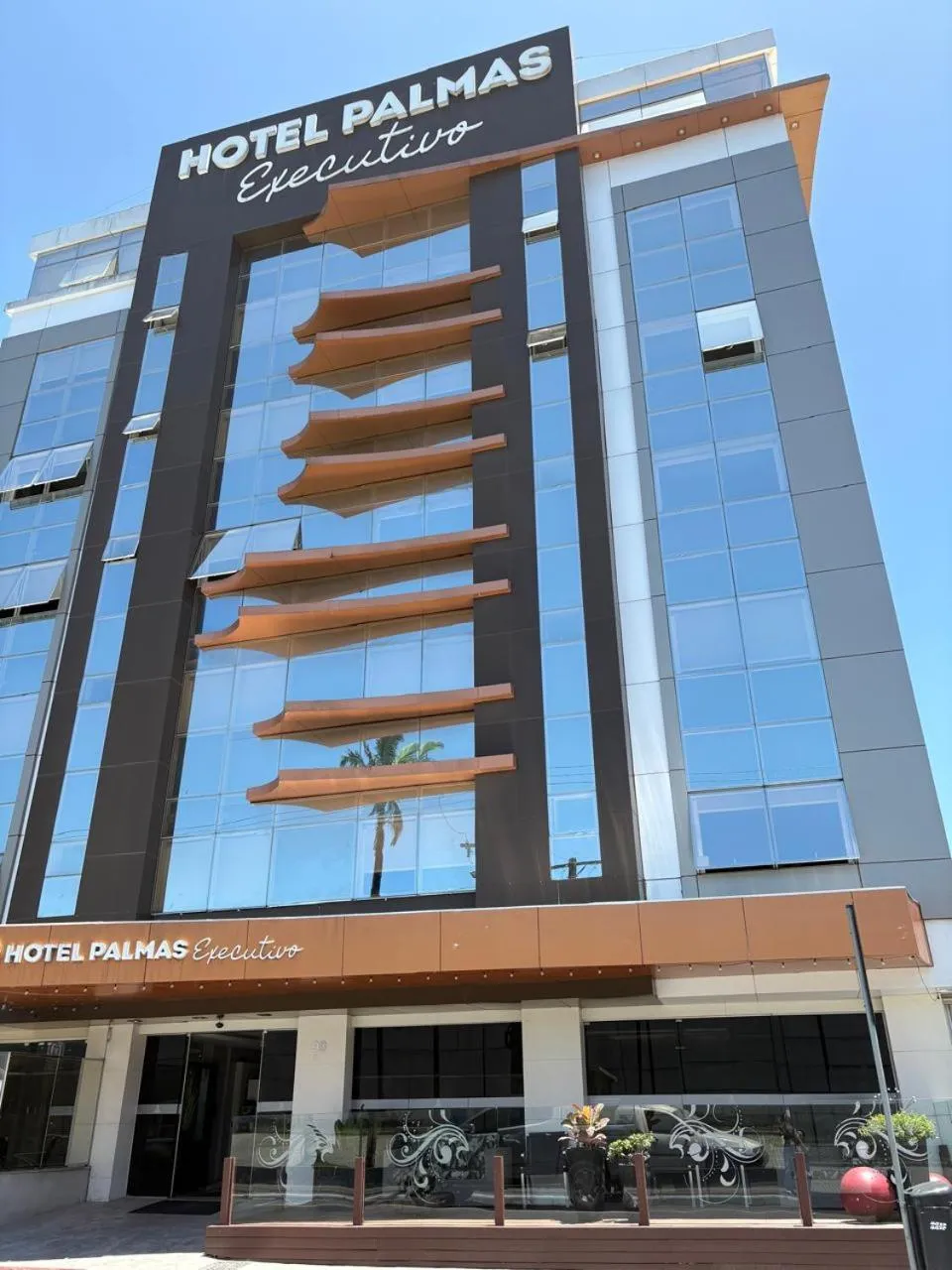 Facade/entrance in Hotel Palmas Executivo