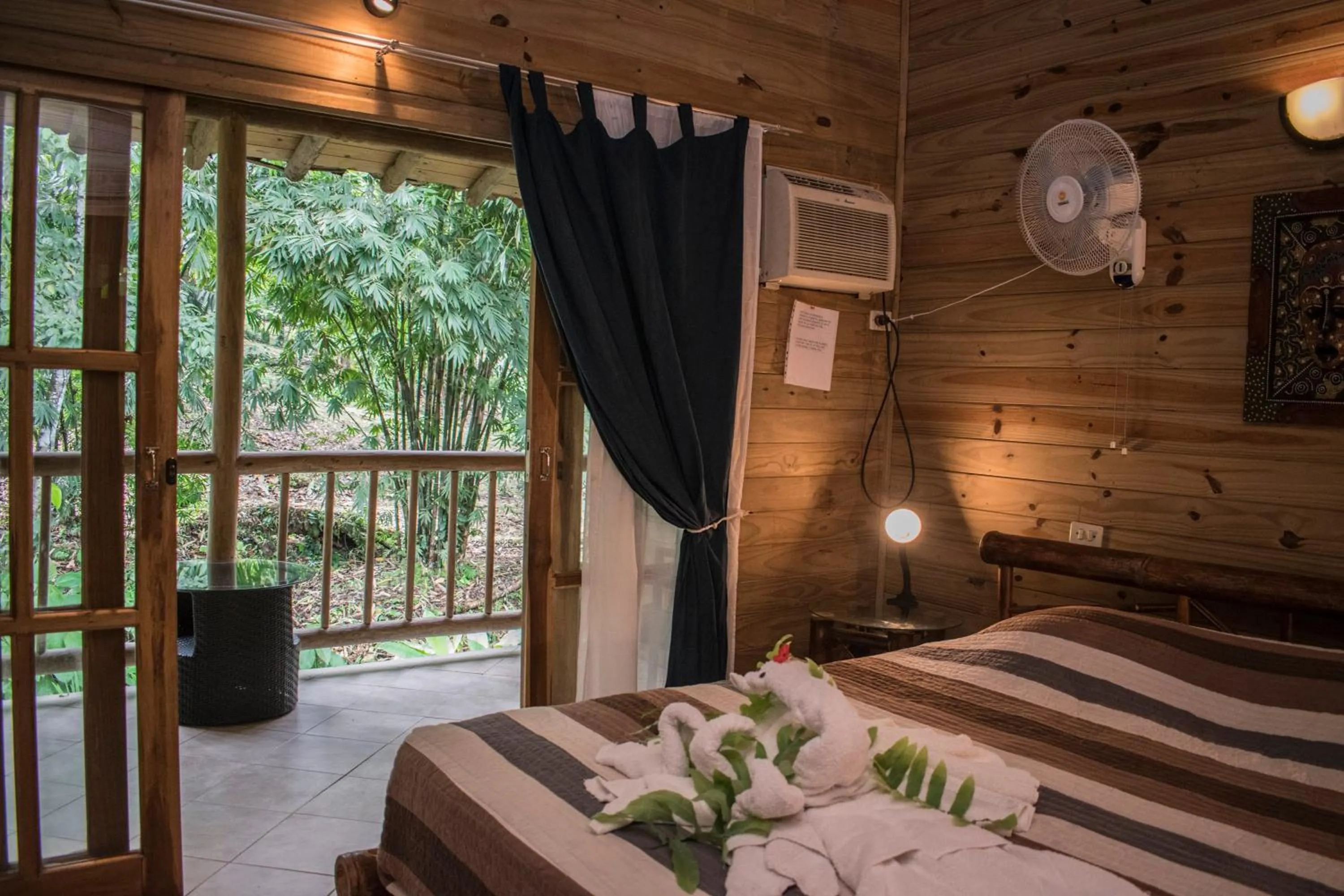 Balcony/Terrace, Bed in Hotel Bugabutik