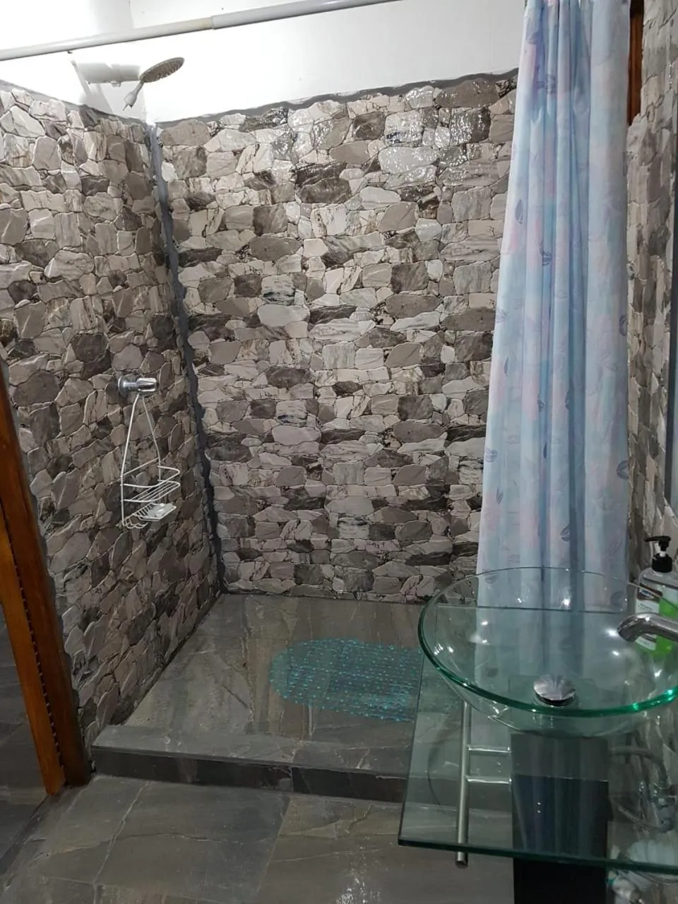 Shower in Hotel Bugabutik