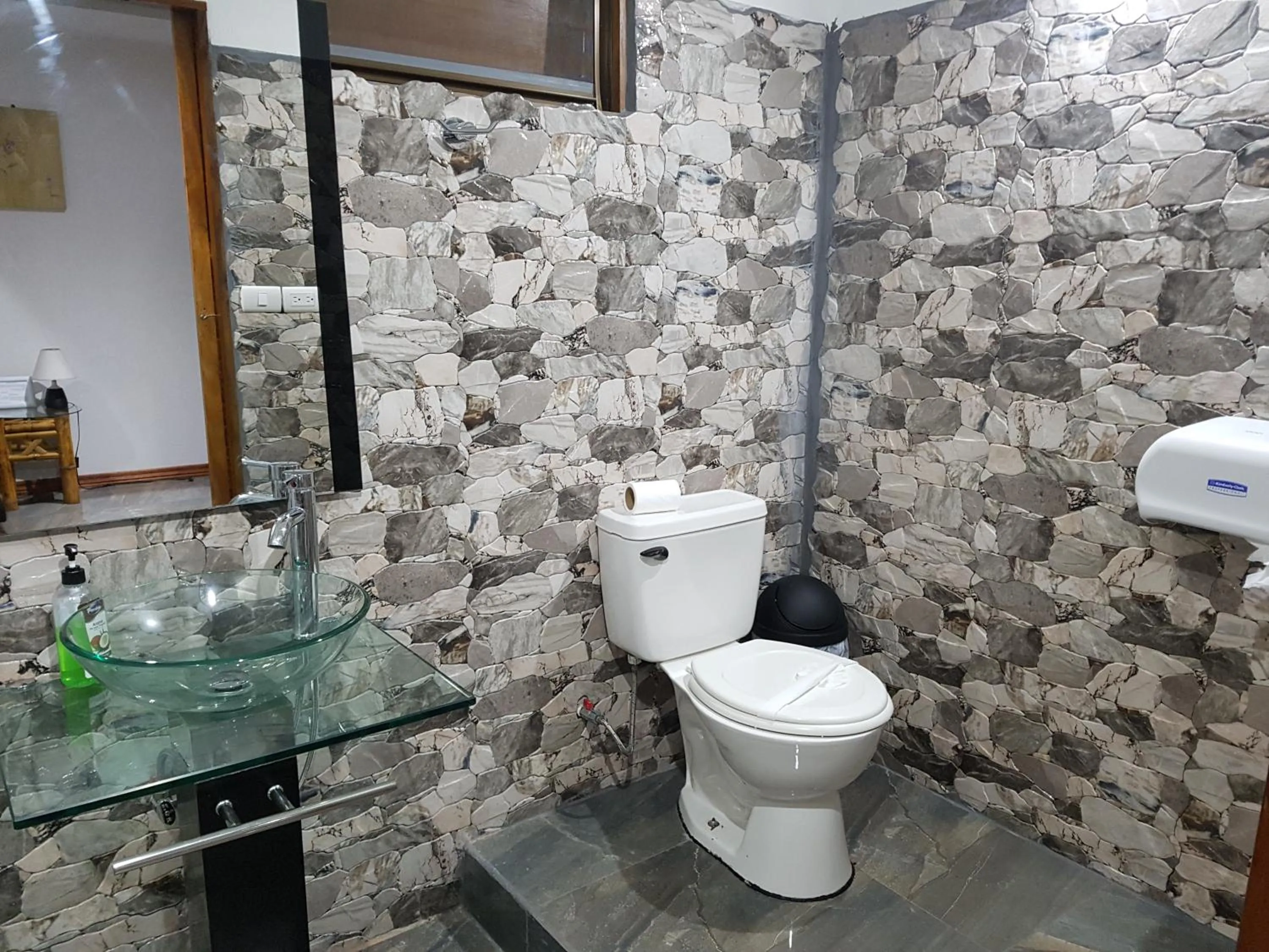 Shower in Hotel Bugabutik