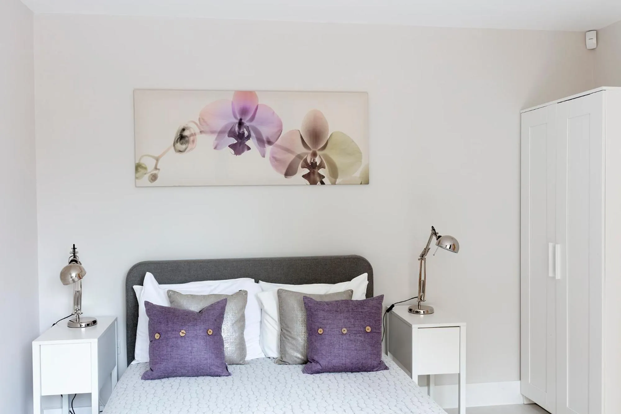 Bed in Immaculate Central Windsor Town House with parking