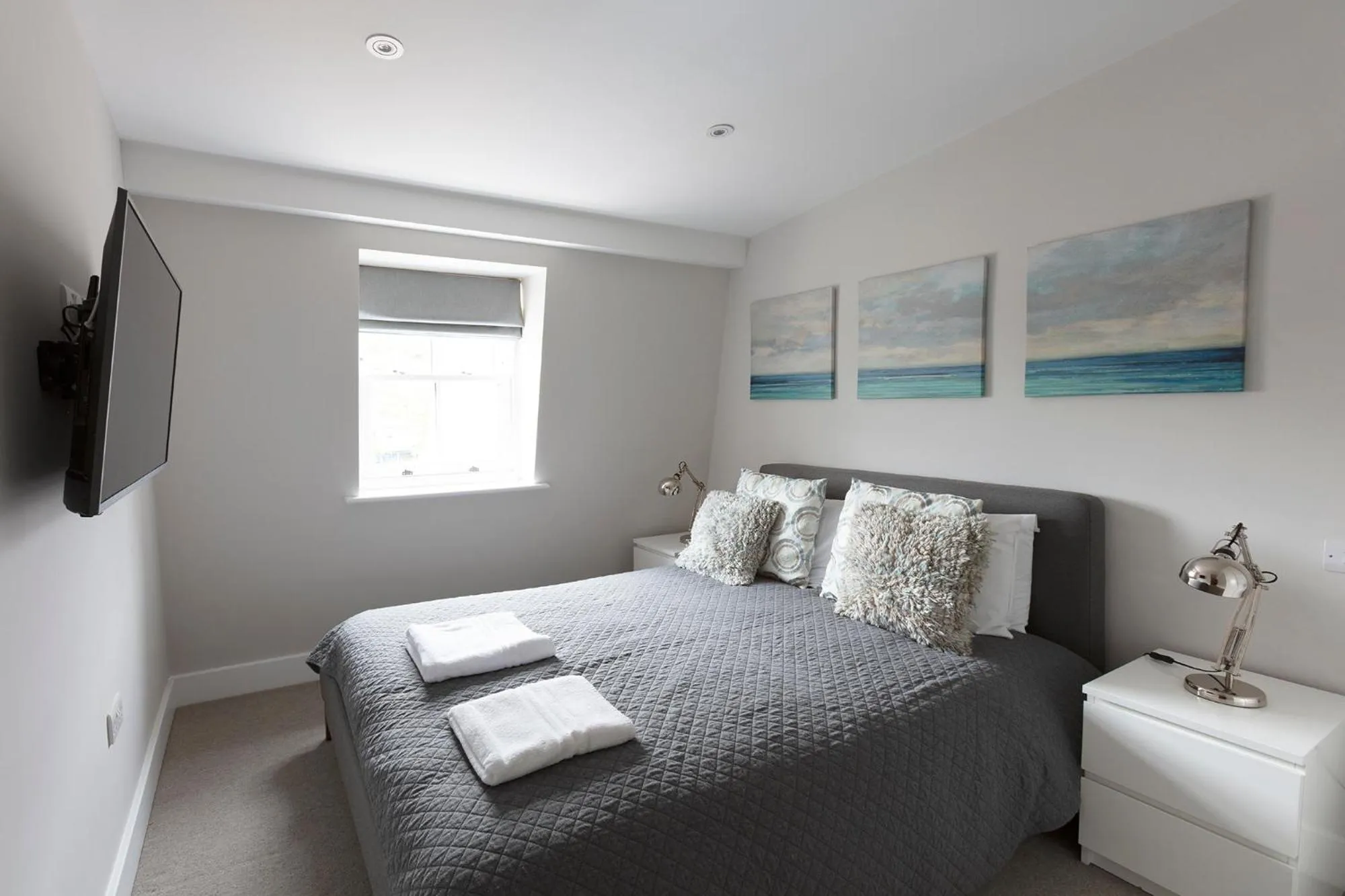 Bed in Immaculate Central Windsor Town House with parking