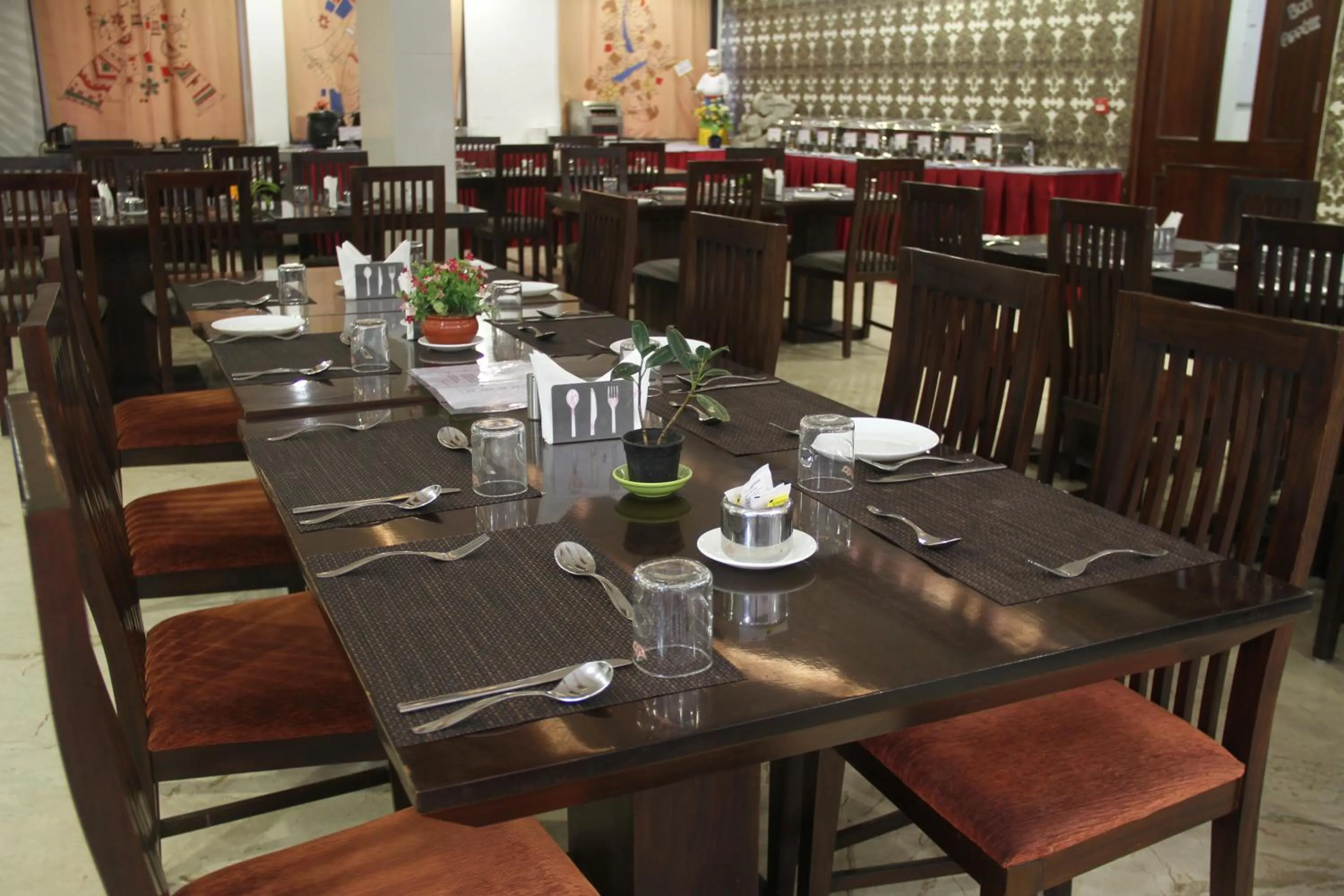 Restaurant/places to eat in Lakshmi Hotel