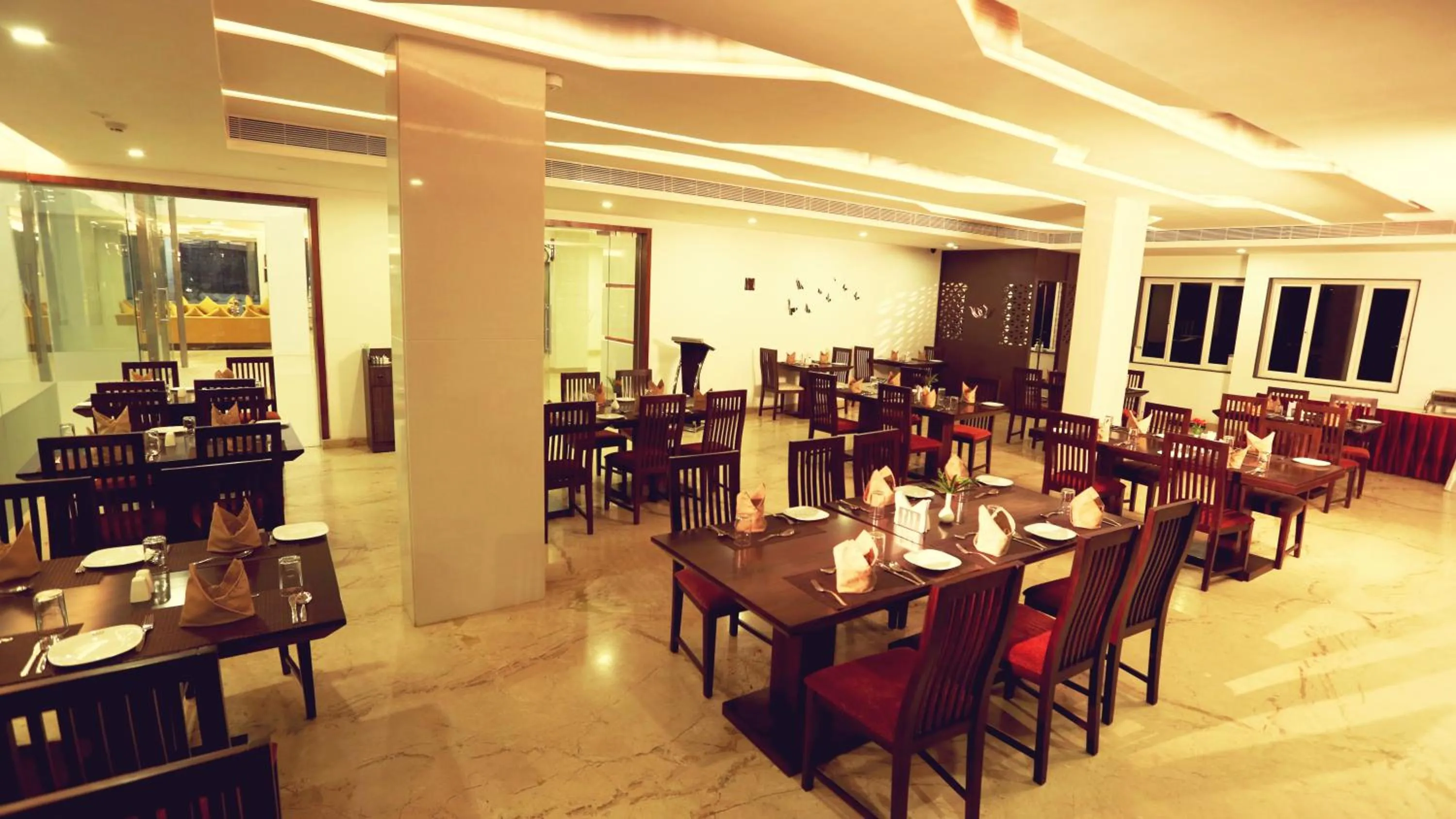 Restaurant/places to eat in Lakshmi Hotel
