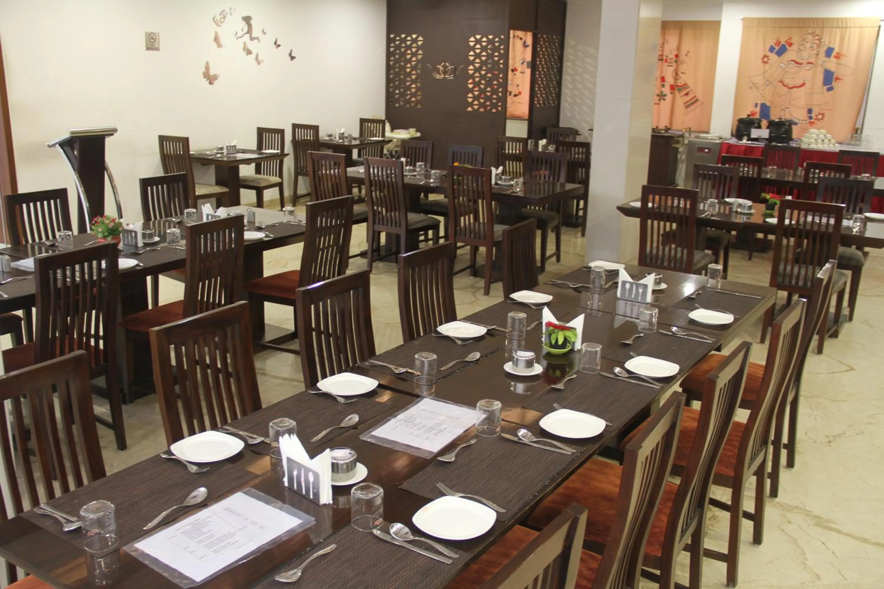 Restaurant/places to eat in Lakshmi Hotel