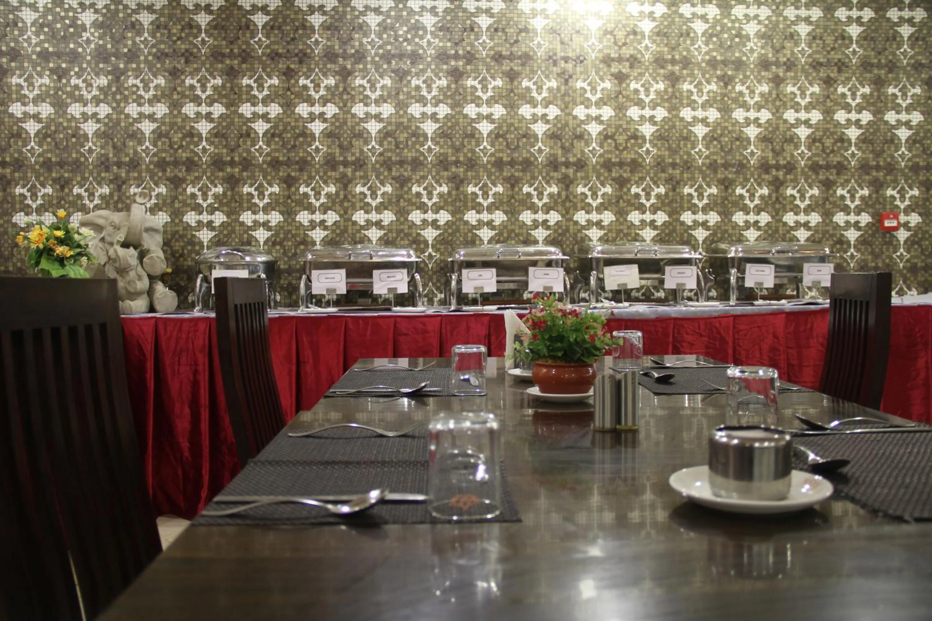 Restaurant/places to eat in Lakshmi Hotel