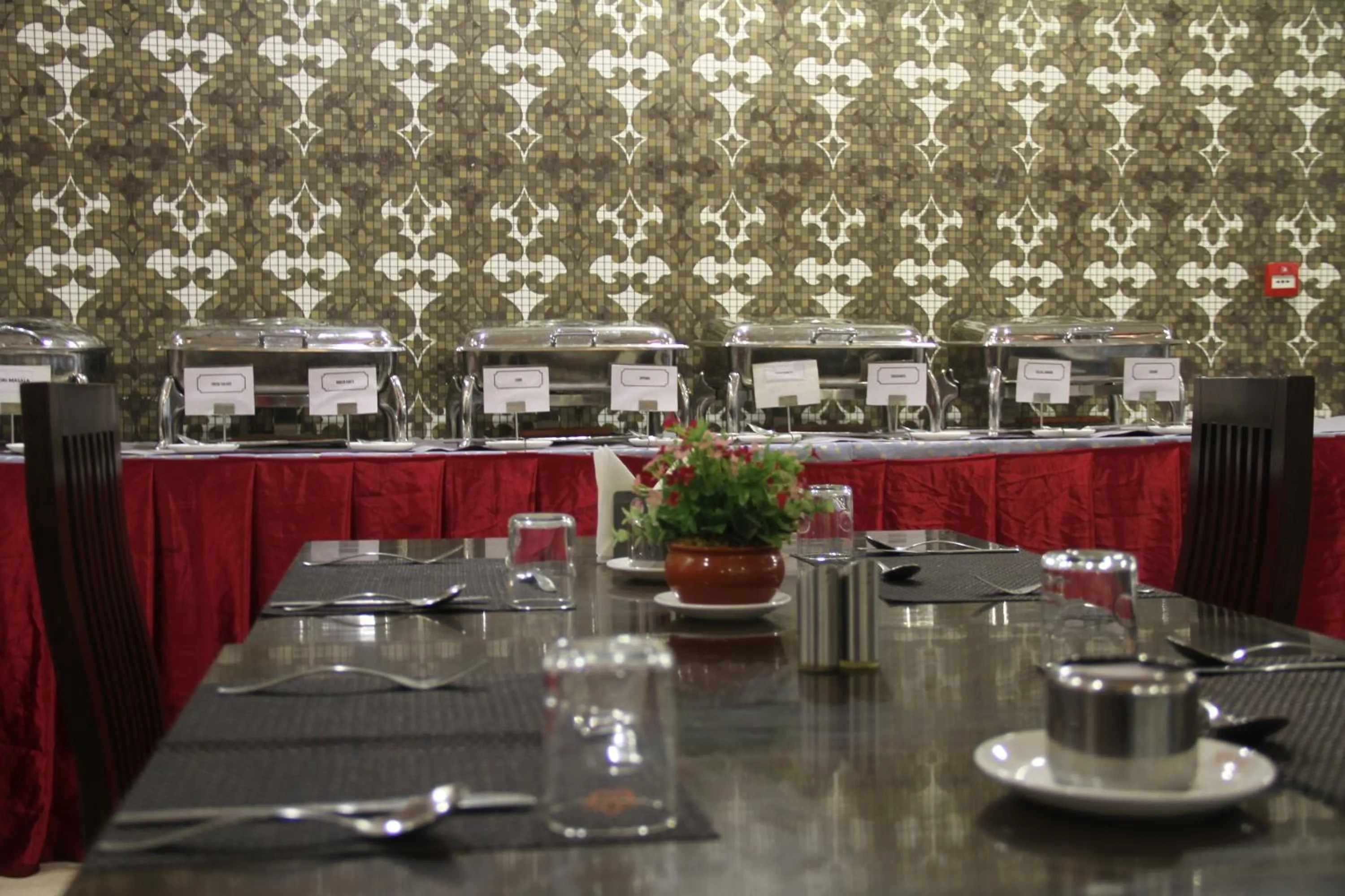 Restaurant/places to eat in Lakshmi Hotel
