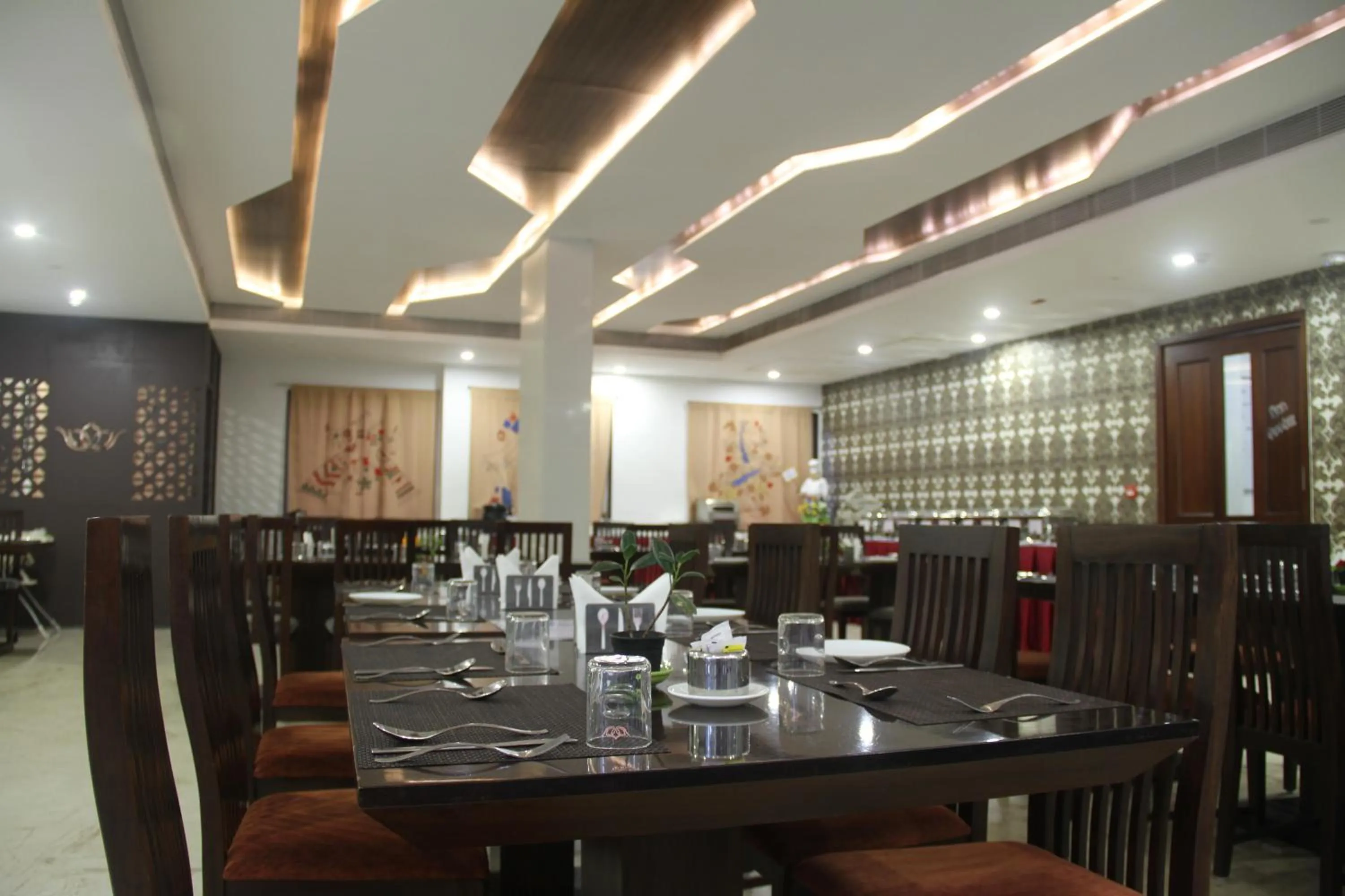 Restaurant/places to eat in Lakshmi Hotel