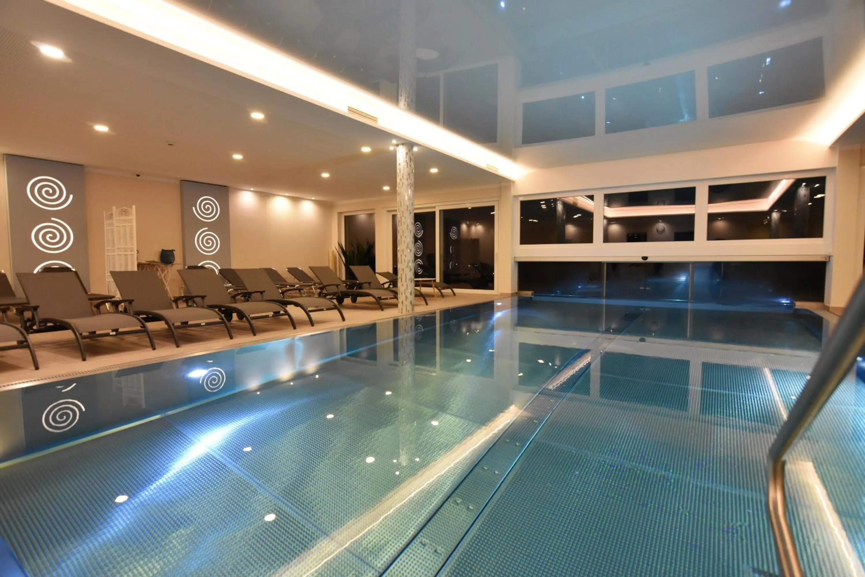 Swimming pool in das Balance - Spa & Golf Hotel am Wörthersee